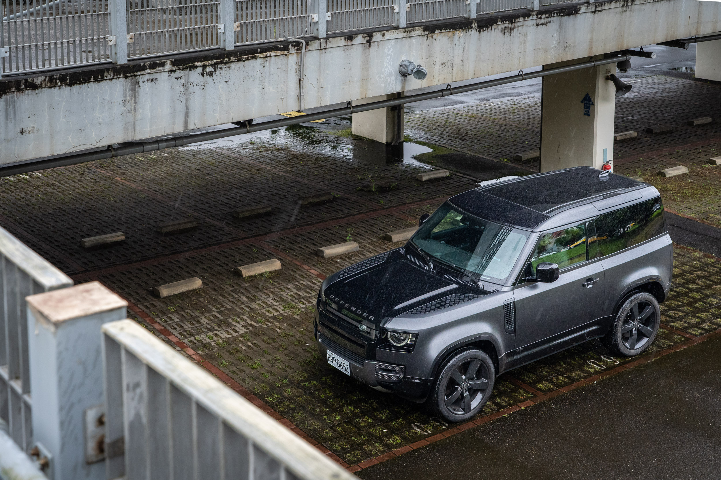 Land Rover Defender 90 V8 Carpathian Edition 特仕版 2022 年式配額已完售。2023 年式建議售價為新台幣 641 萬元。