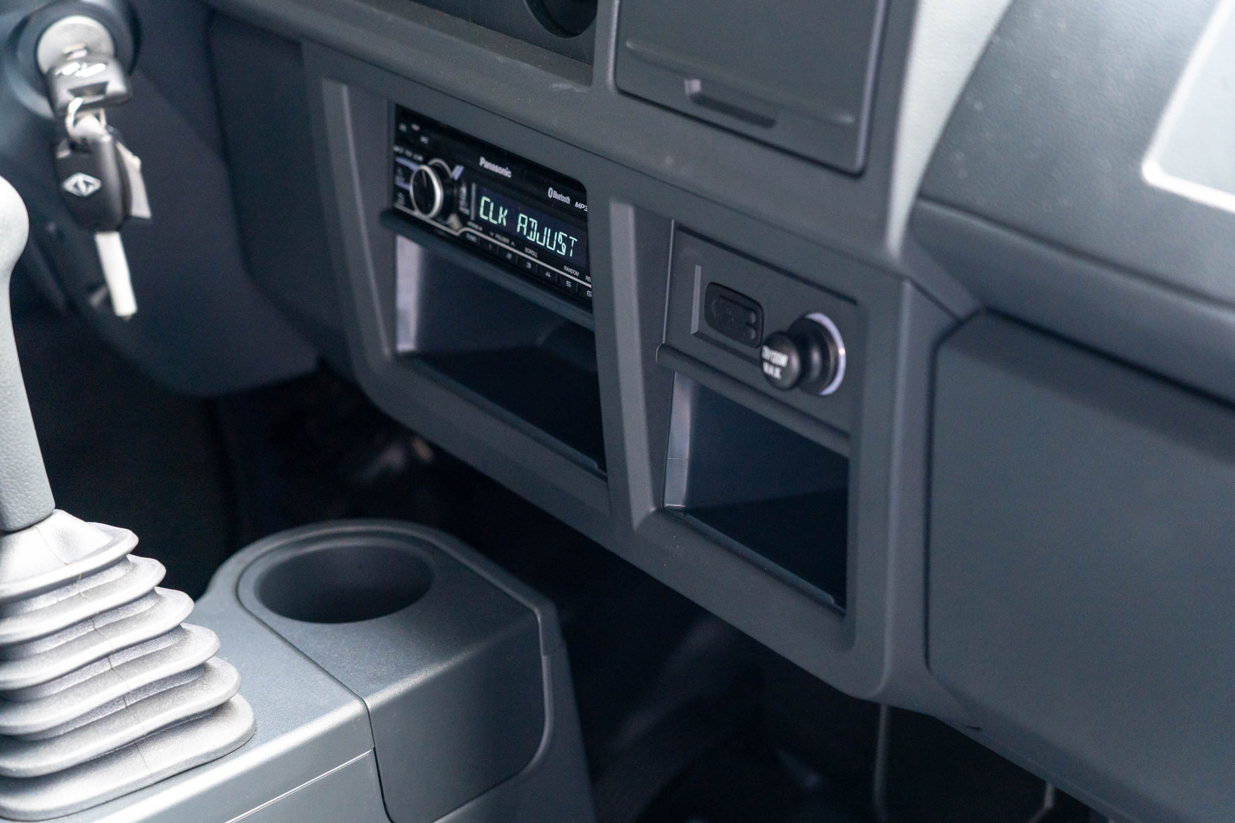 配備同樣從簡,娛樂系統方面僅提供最基本的 Radio 收音系統。