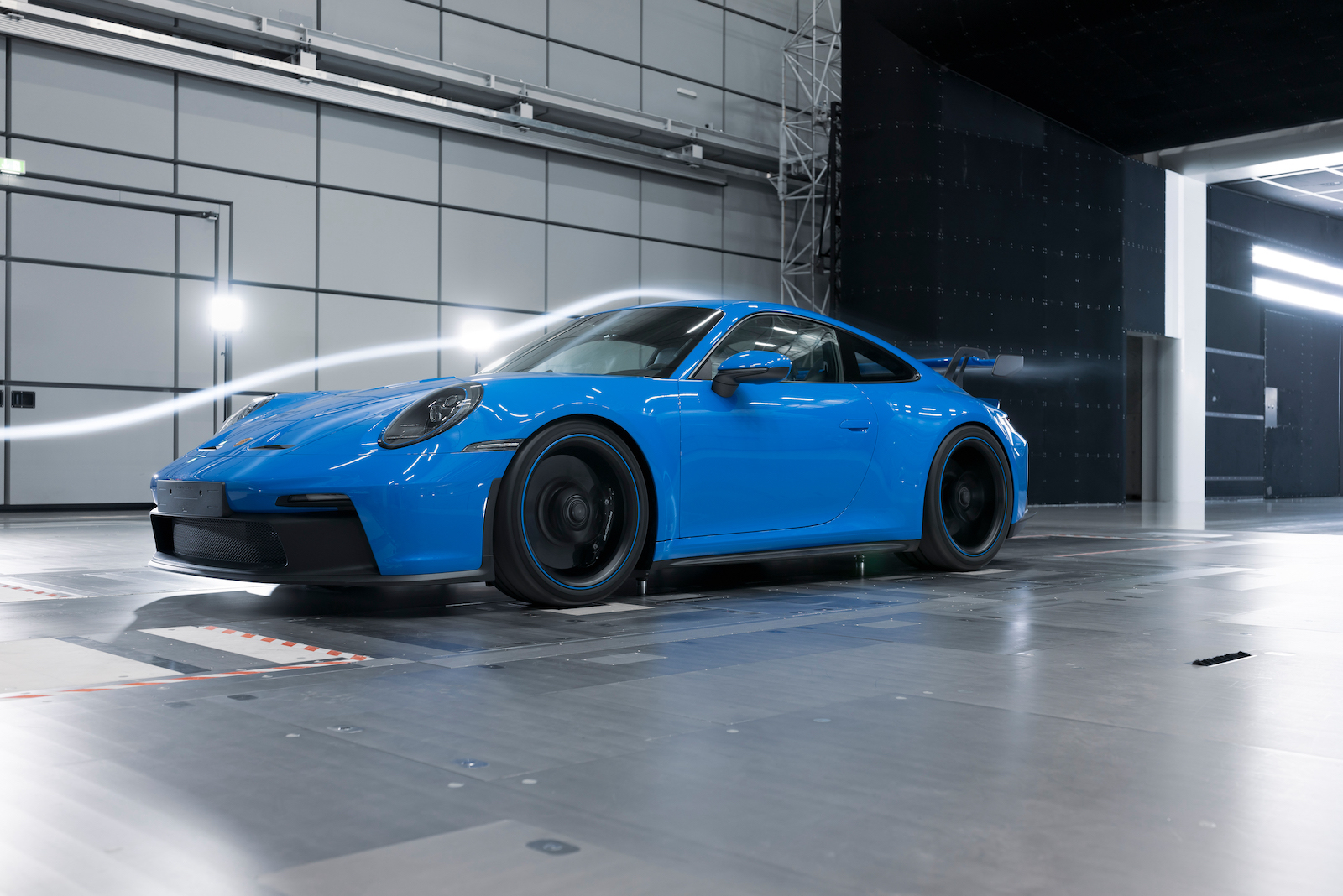 作為首款搭載懸吊式尾翼的保時捷量產車款，911 GT3 在空氣動力學技術方面的進步特別顯著。