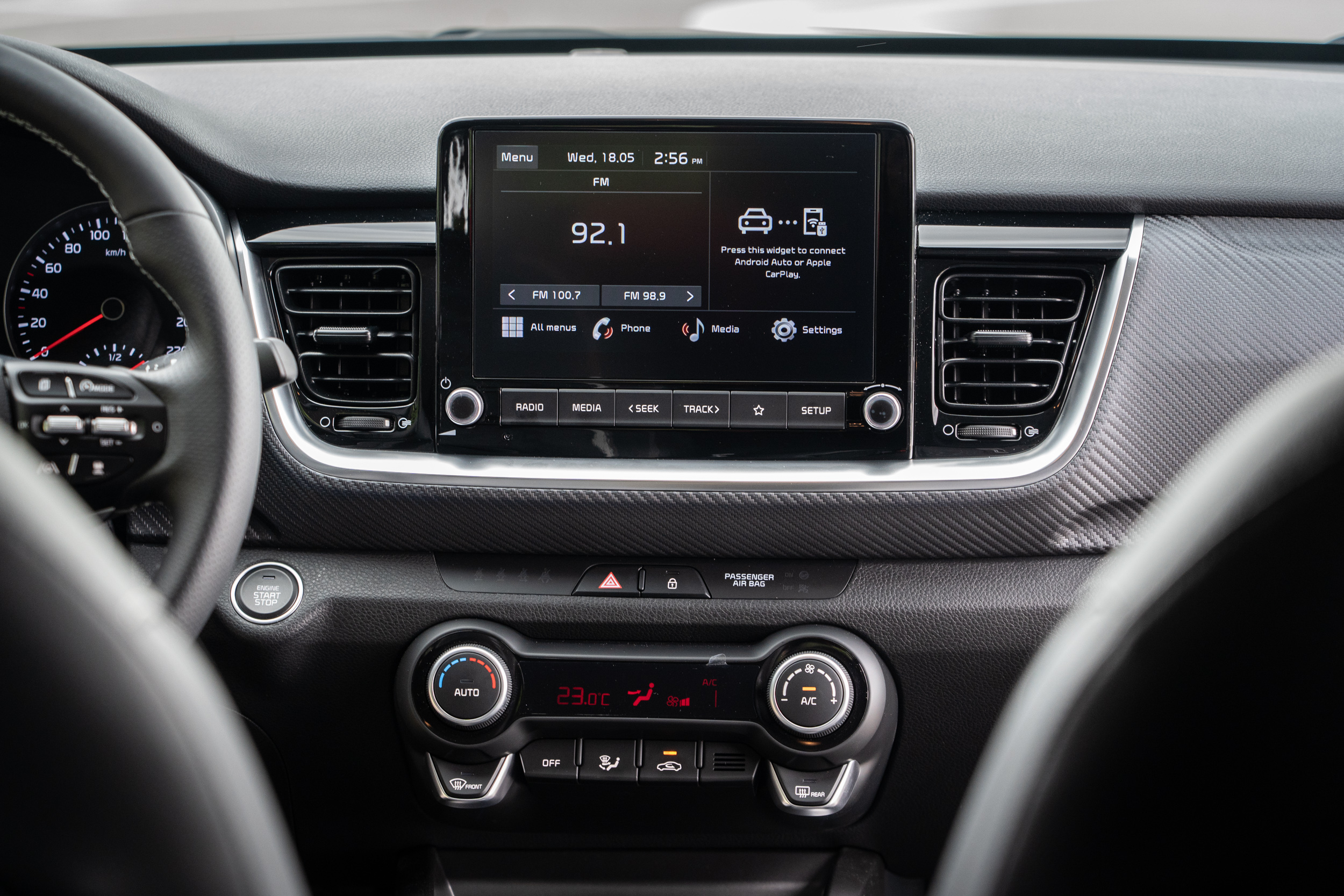 中控台上方的是 8 吋多媒體影音觸控系統,但可惜沒有中文介面,不過可以支援無線 Apple Carplay 與 Android Auto。