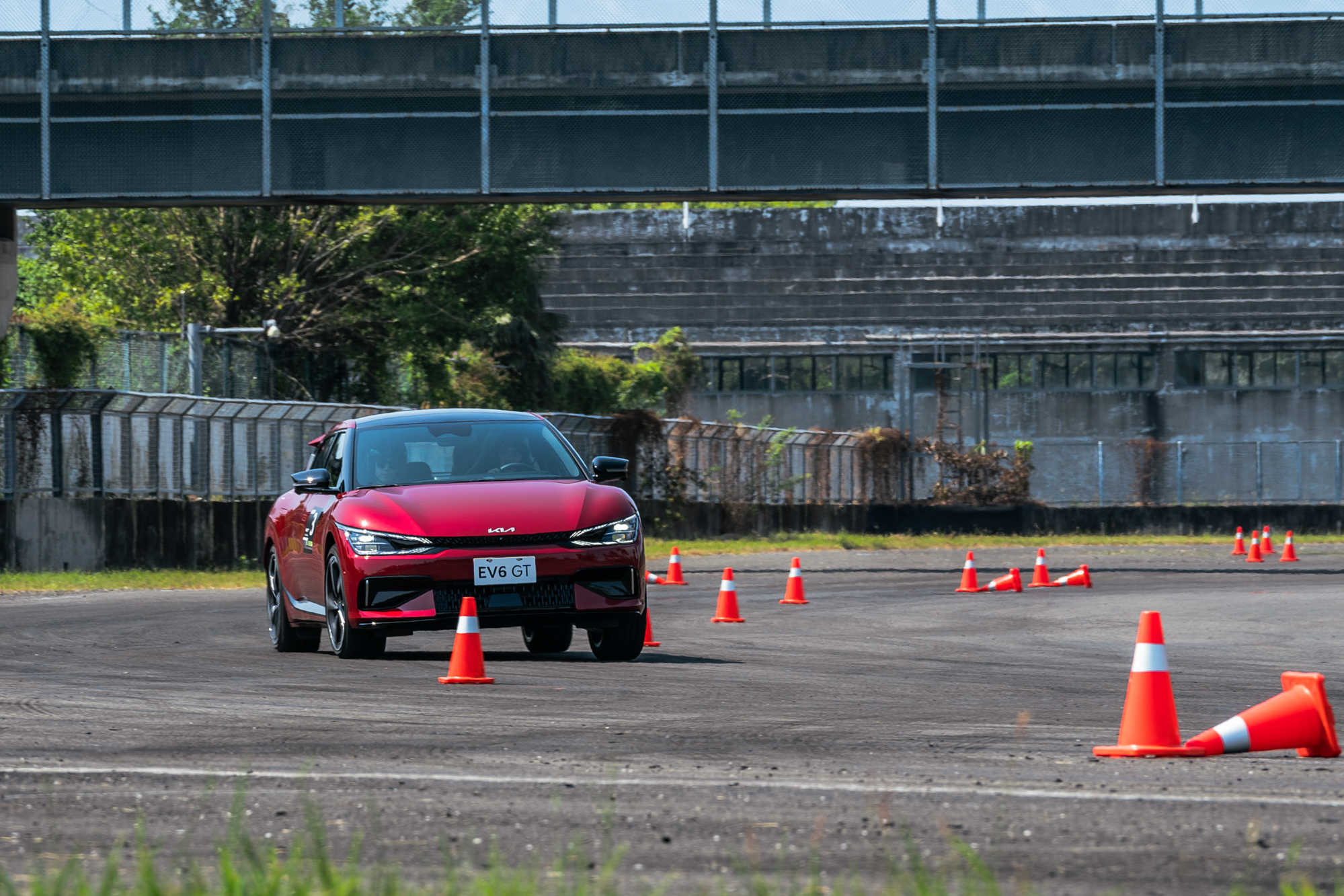 強悍的加速力道,讓人在駕駛EV6 GT挑戰關卡時,需要忘掉過去駕駛油車的習慣。