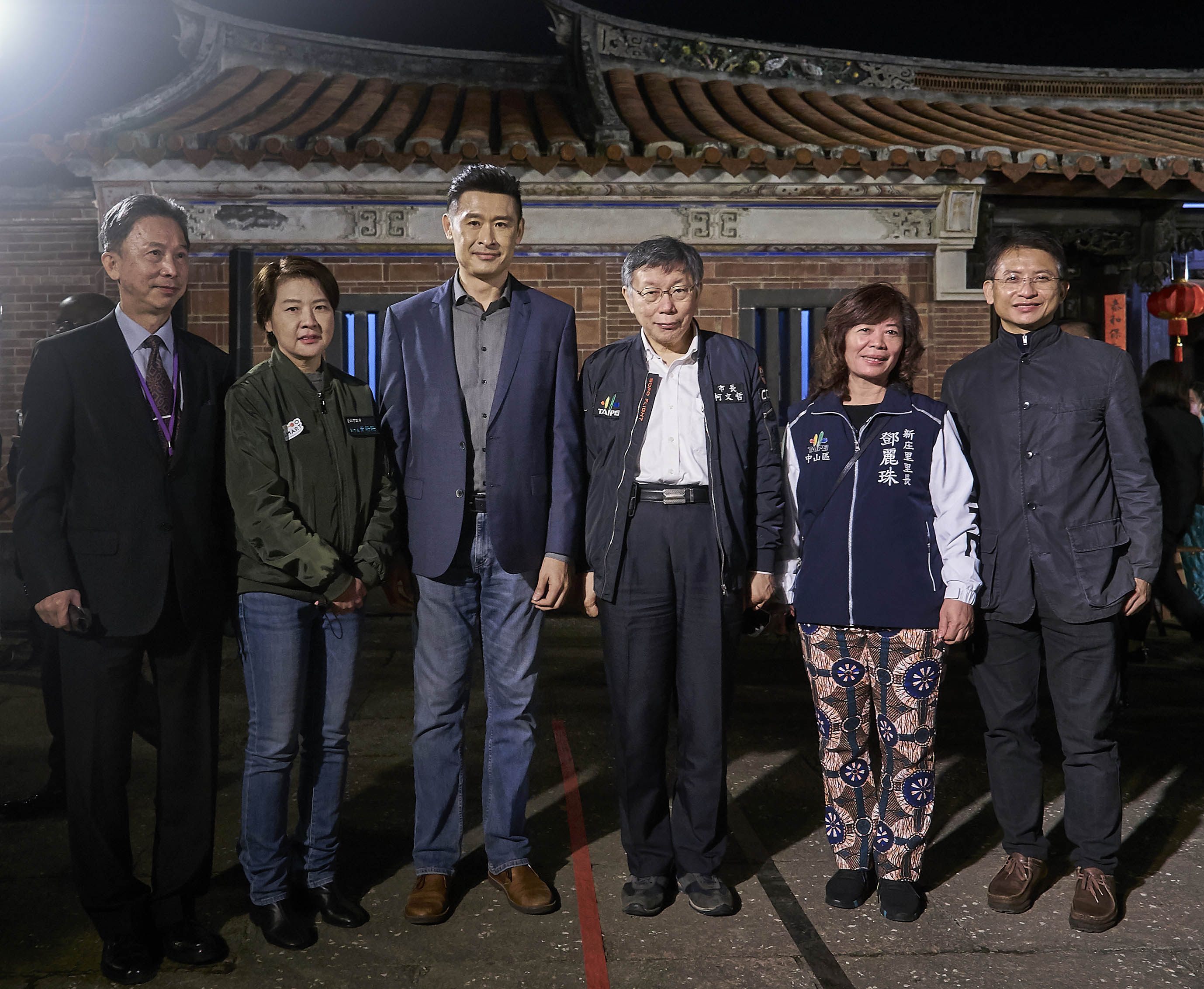 台北市長柯文哲、副市長黃珊珊與 Kymco 董事長柯勝峯在智慧城市展系列活動「臺北之夜」見面交流電動機車發展現況。