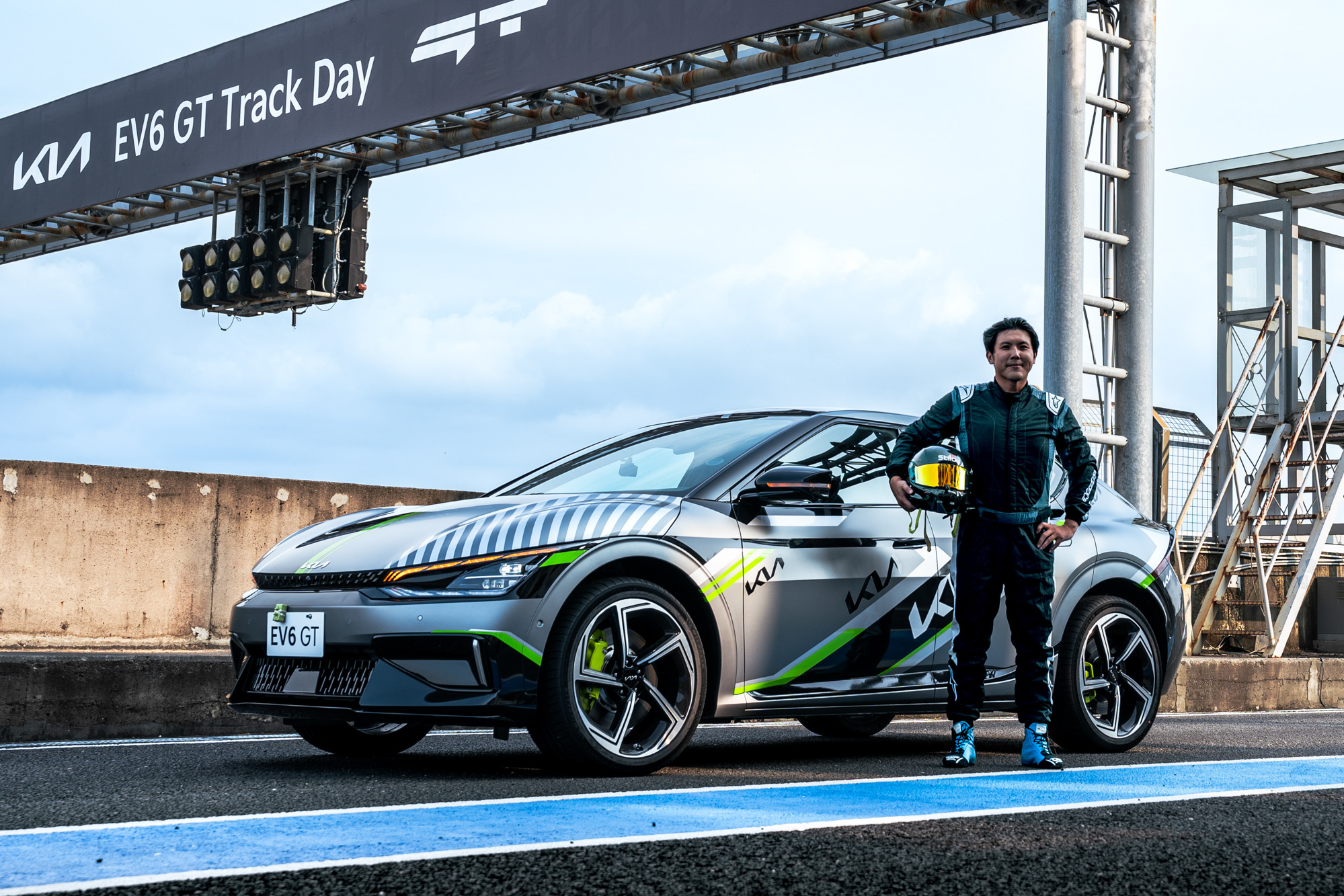 所有媒體體驗之後,壓軸大秀就是由教練駕駛EV6 GT挑戰大鵬灣單圈成績,最終做出1分58.7秒的成績。