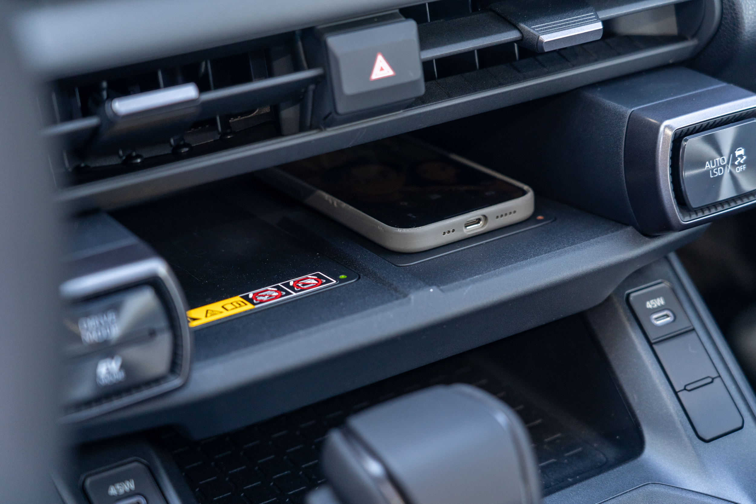 旗艦車型配備2組Qi無線充電座。