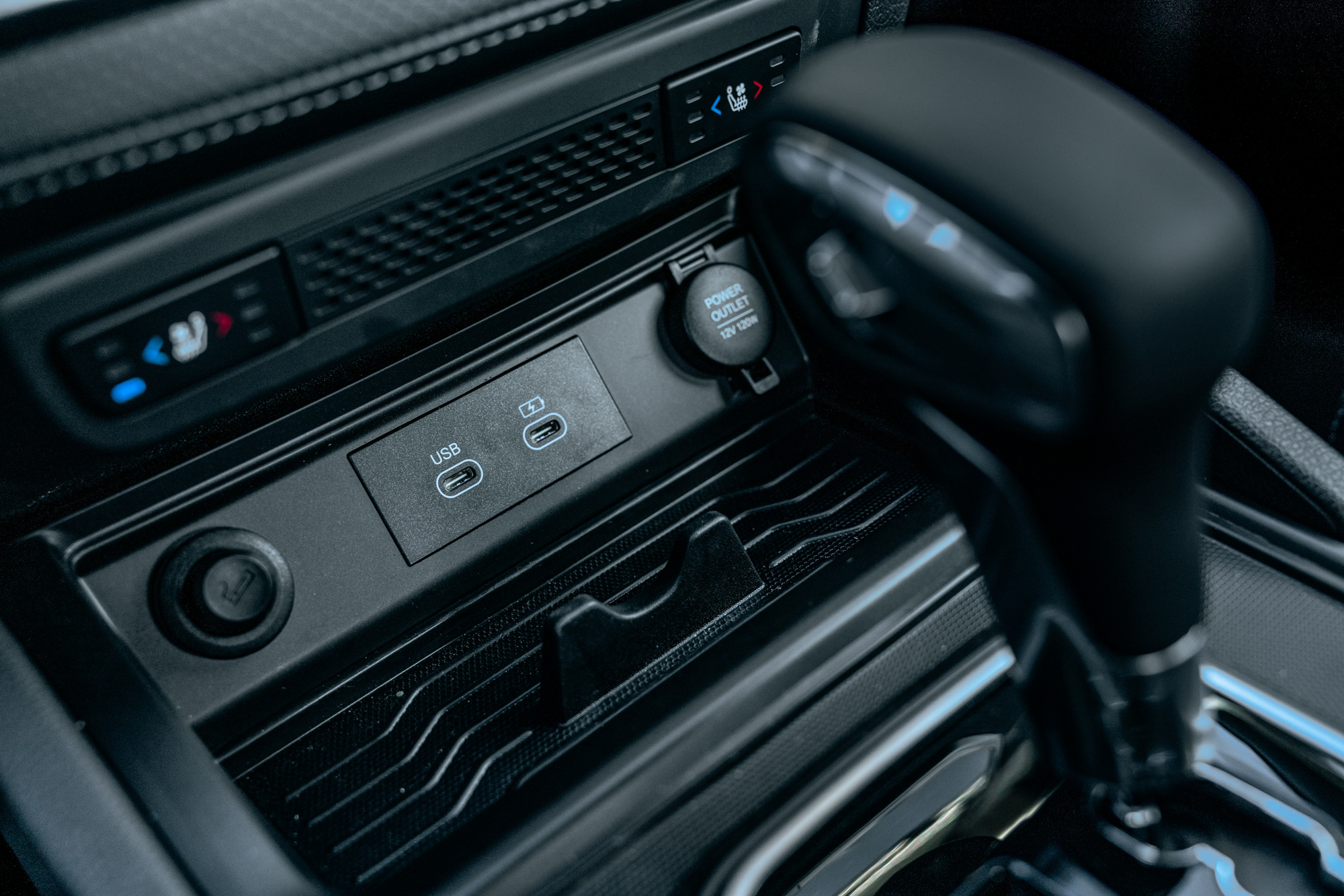 充電座從USB-A更新為USB-C形式,另有12V電源,以及很多新車已經看不到的點菸器。