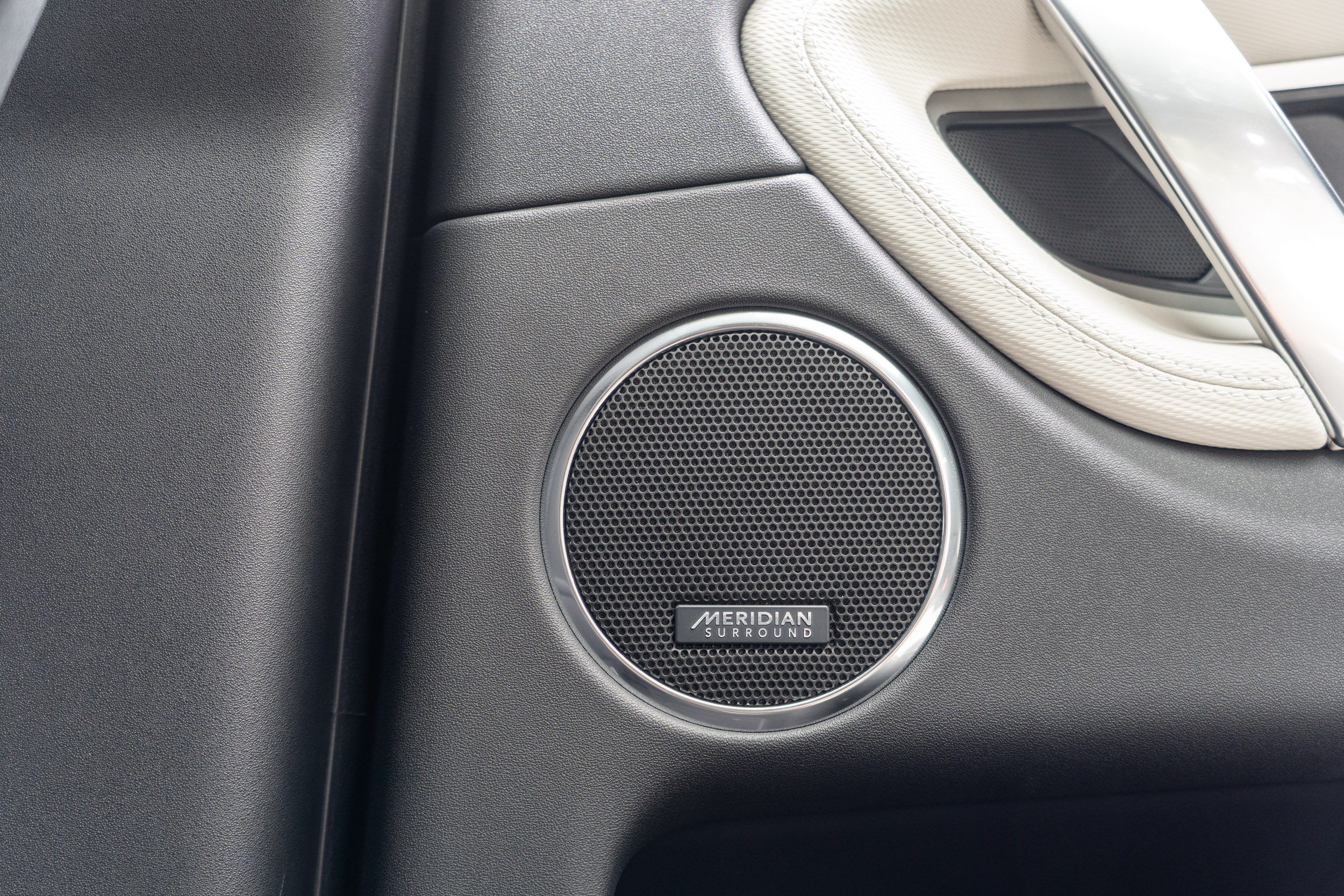 2023 年式 Discovery Sport 車系標配 Meridian 400W 音響系統。