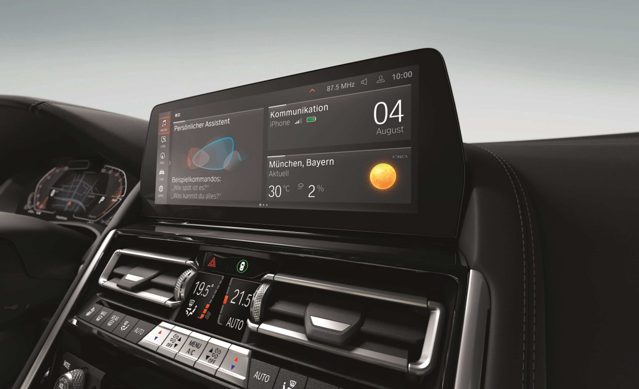 導入全新 12.3 吋中控觸控螢幕，結合 BMW iDrive 7.0 使用者介面與手勢控制功能。