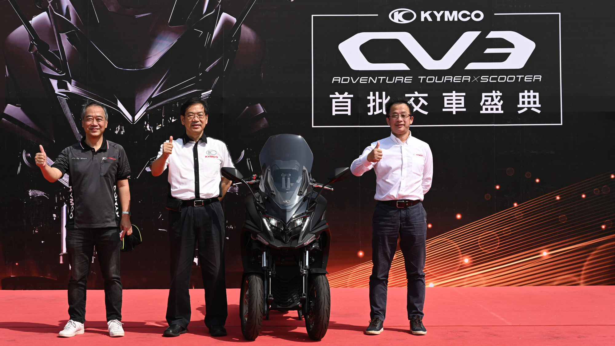 左起國內營業部經理黃俊平、光陽集團執行長柯俊斌、營銷中心協理吳嘉益。