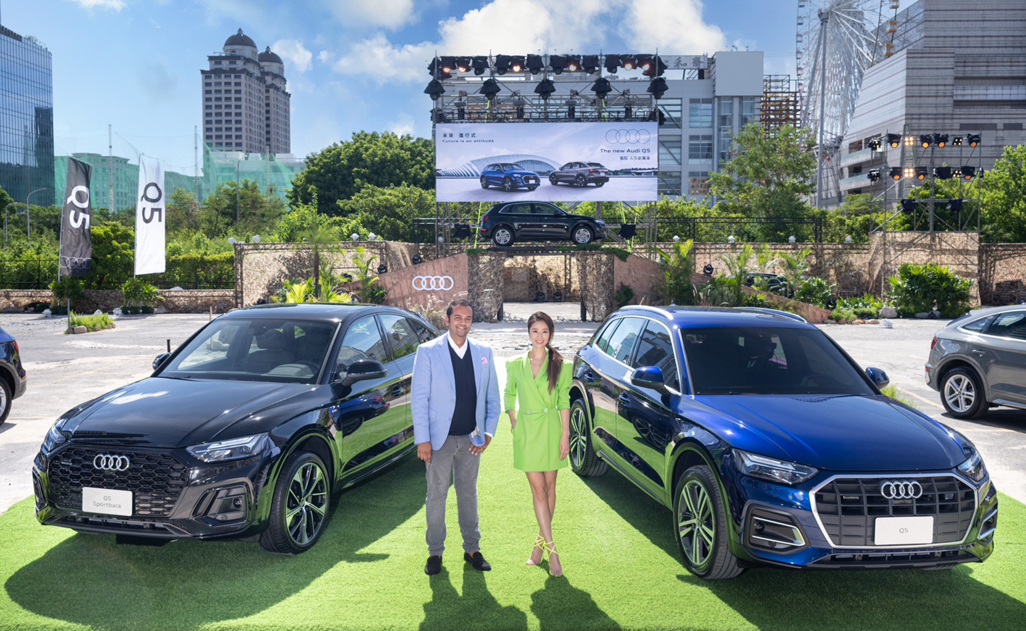 台灣福斯集團暨台灣奧迪總裁安薩瑞(左)、品牌好友林心如(右)與 Audi Q5 | Q5 Sportback 40 TFSI quattro 共同合照。