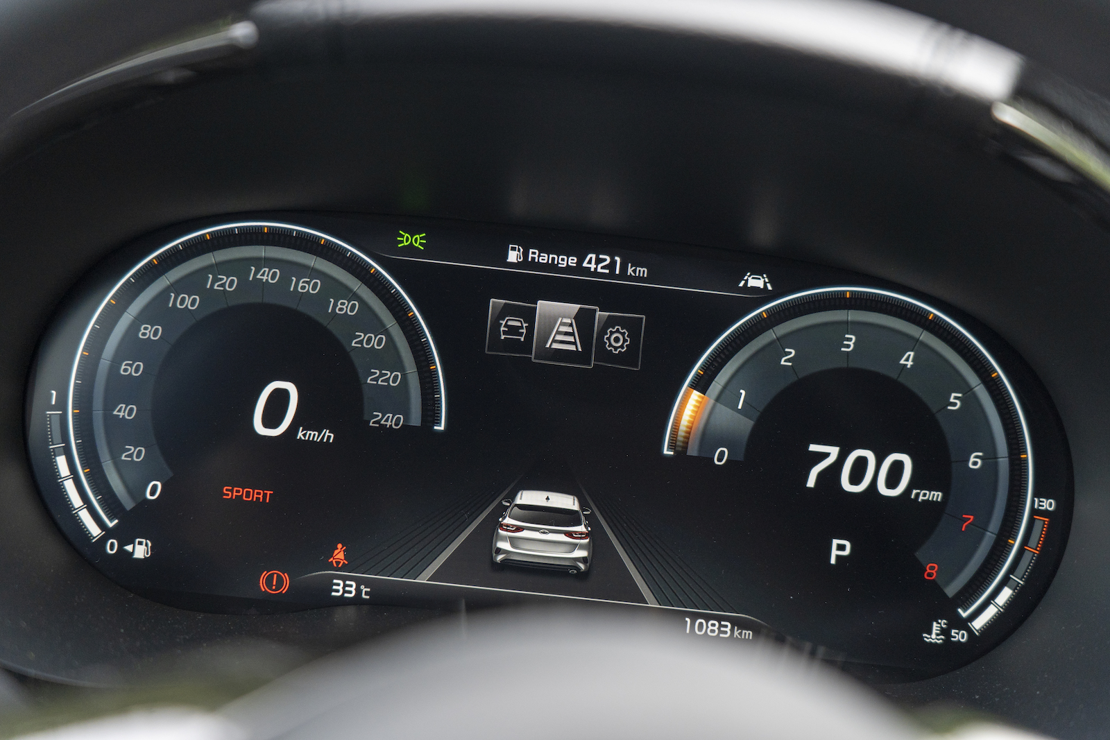 駕駛人前方的 12.3 吋整合智慧型全數位儀錶板雖然是列為選配項目（3.5 萬元），但目前進展示中心訂車的消費者，是可以免費升級的。