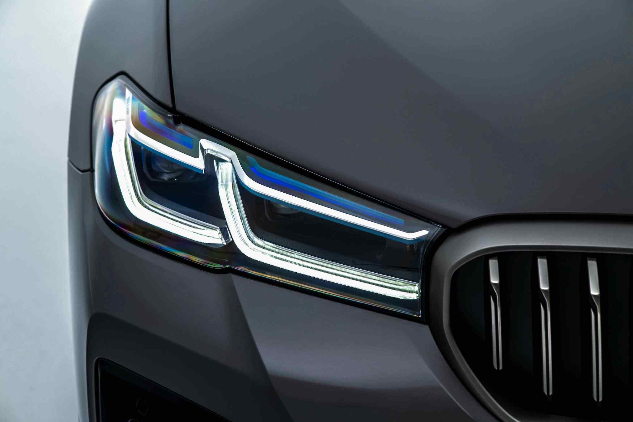 BMW M550i 標準配備全新設計的湛藍色智慧雷射頭燈(含Glare-free光型變化功能)。