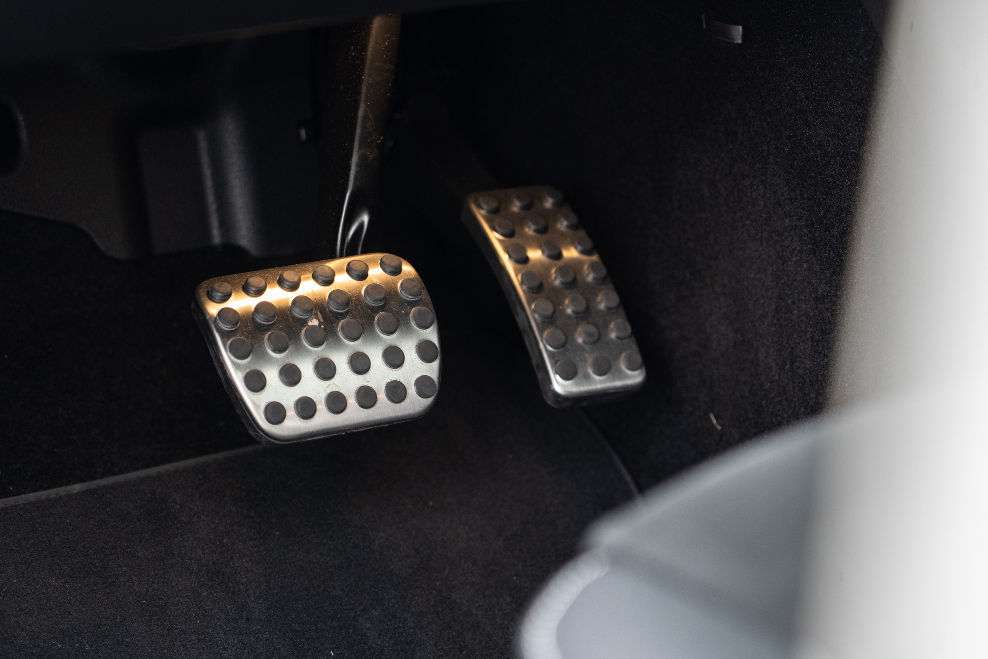 配備有金屬踏板組。