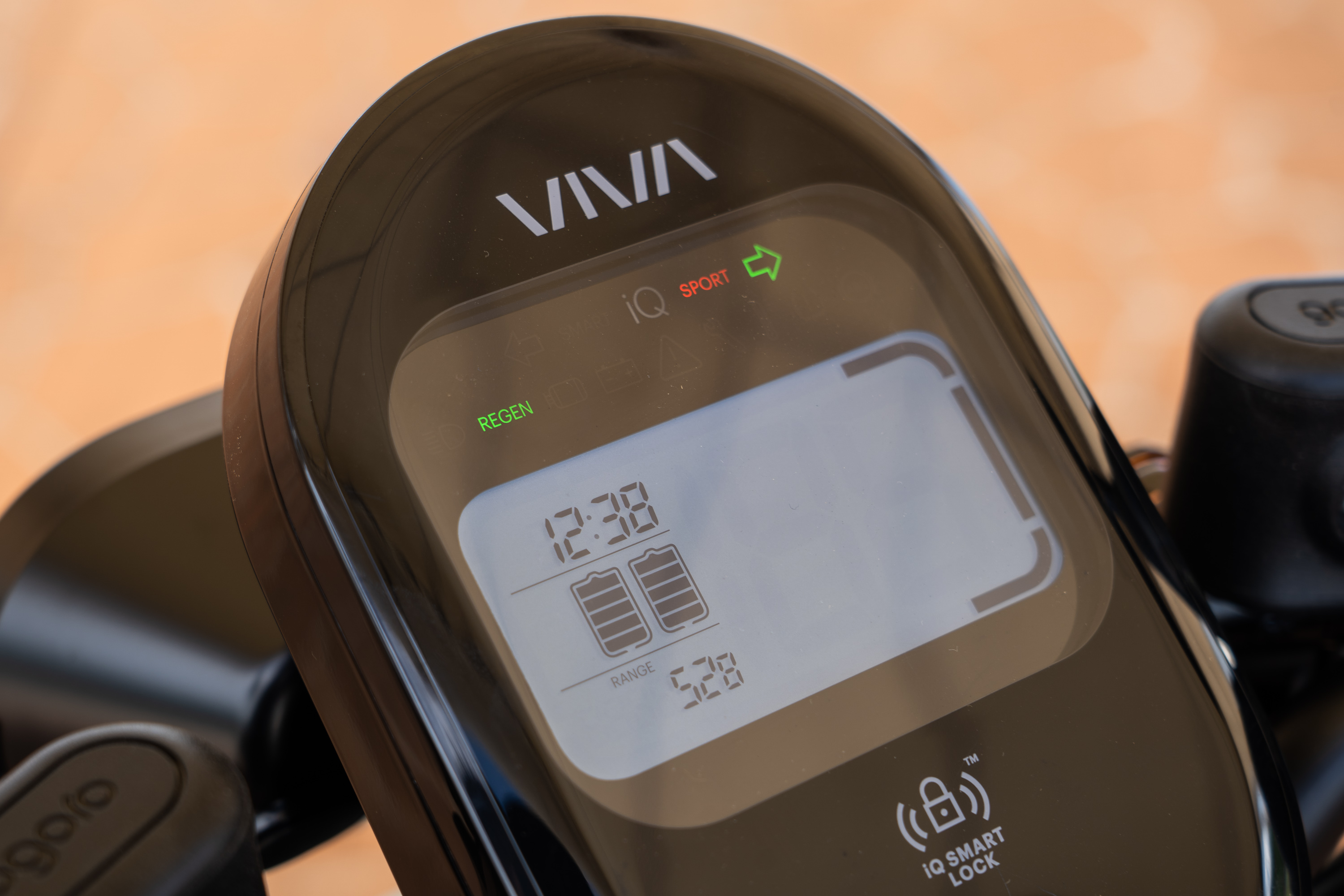 VIVA XL 儀表板設計與 VIVA MIX 設計略有不同，多了外框，在啟動方向燈時同向外框會閃爍增加辨識度。 