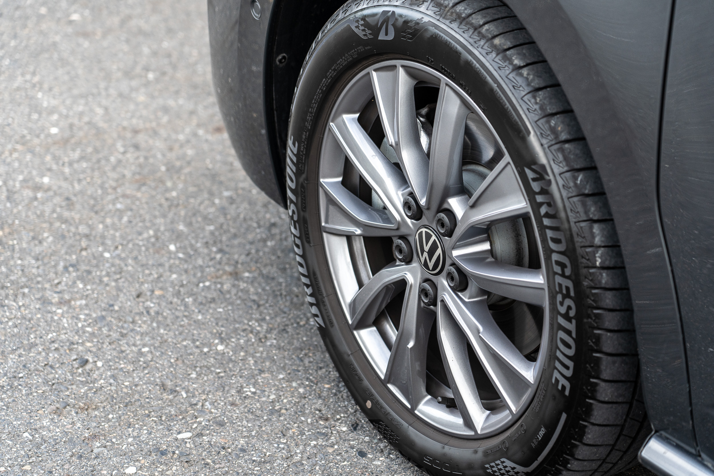 圈胎採 235 / 50 R18。