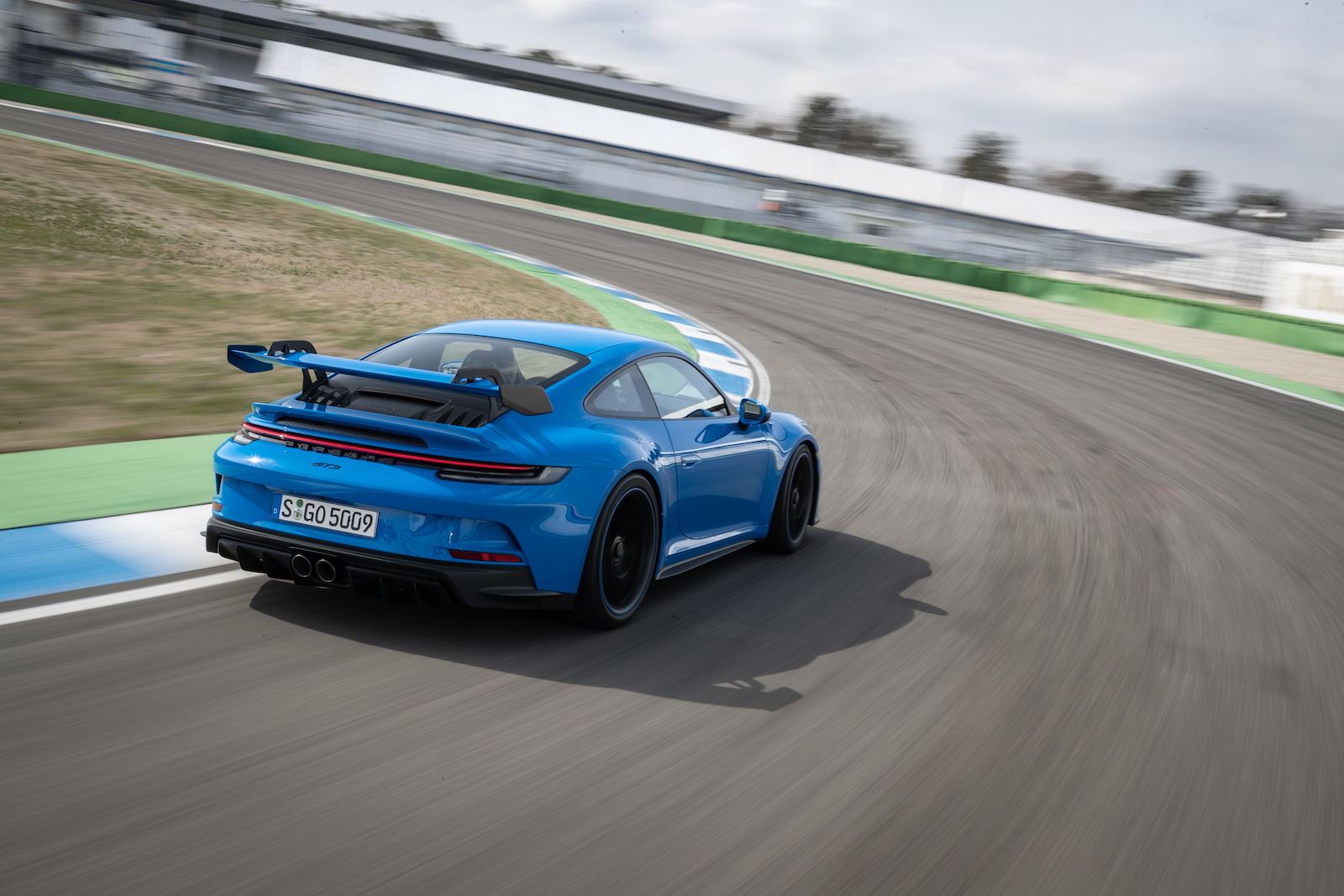 在義大利 Nardo 環狀測試賽道上，911 GT3 四升六缸水平對臥引擎穩定地以 300km/h 速度持續行駛。
