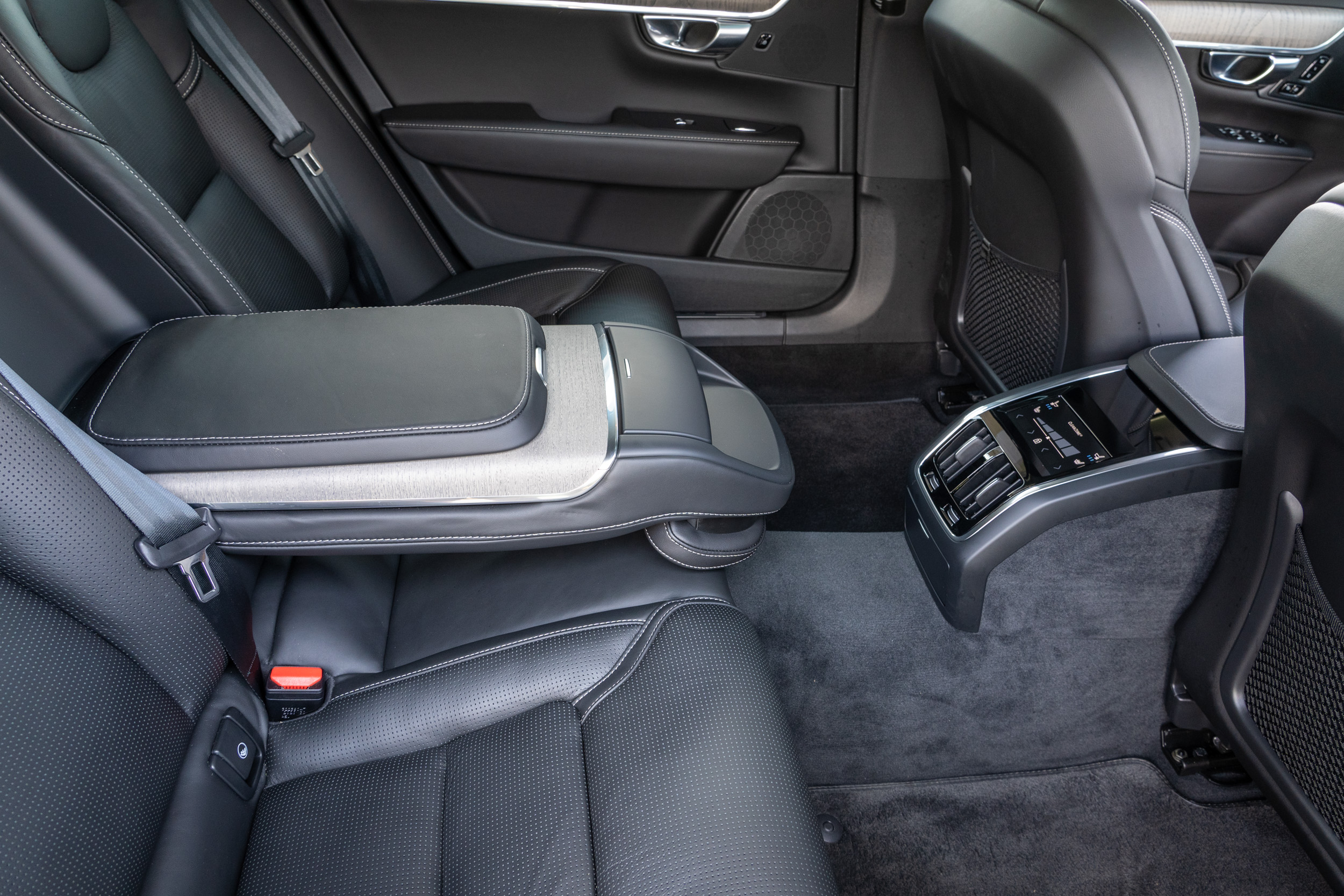 小改款 S90 全車系標配四區恆溫空調與後座豪華中央扶手。