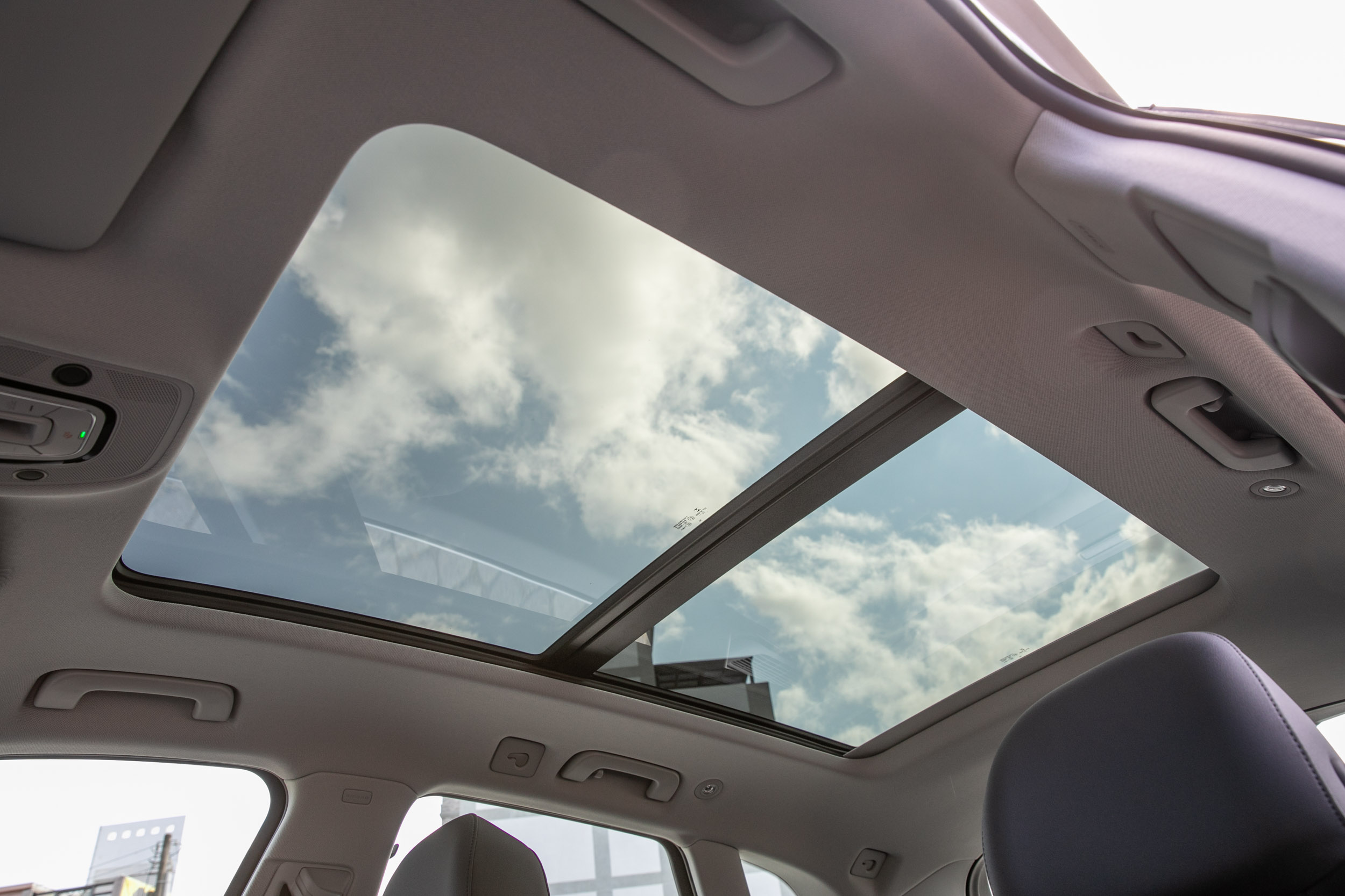 全景式電動玻璃天窗從 advanced 車型以上為標配。