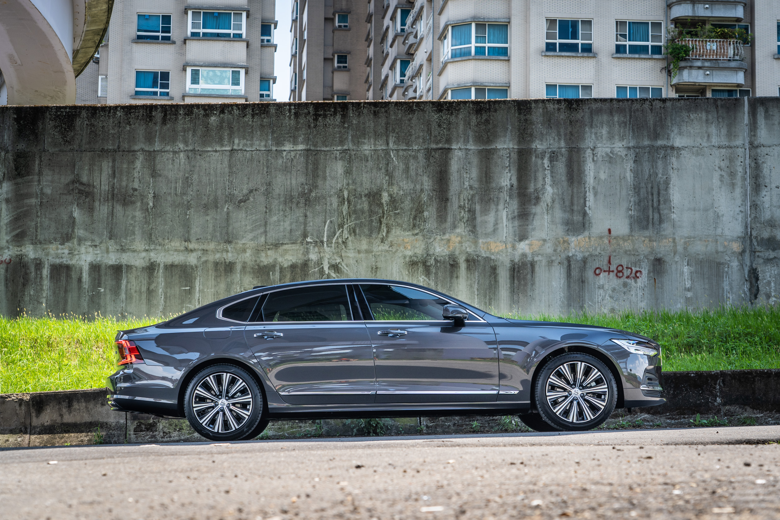 小改款 S90 車格明顯放大,車長增加了 127mm 來到 5090mm 之譜,軸距則拉長 120mm 變為 3061mm。