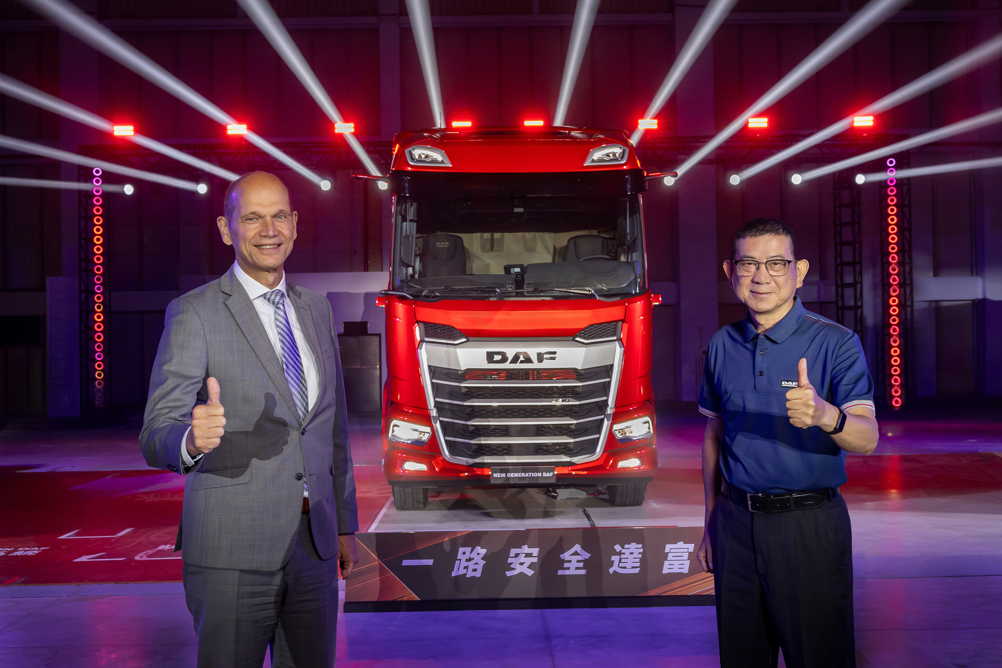 左起DAF TrucksJan van Keulen銷售營運總監、台塑汽車鄭有智副總經理。