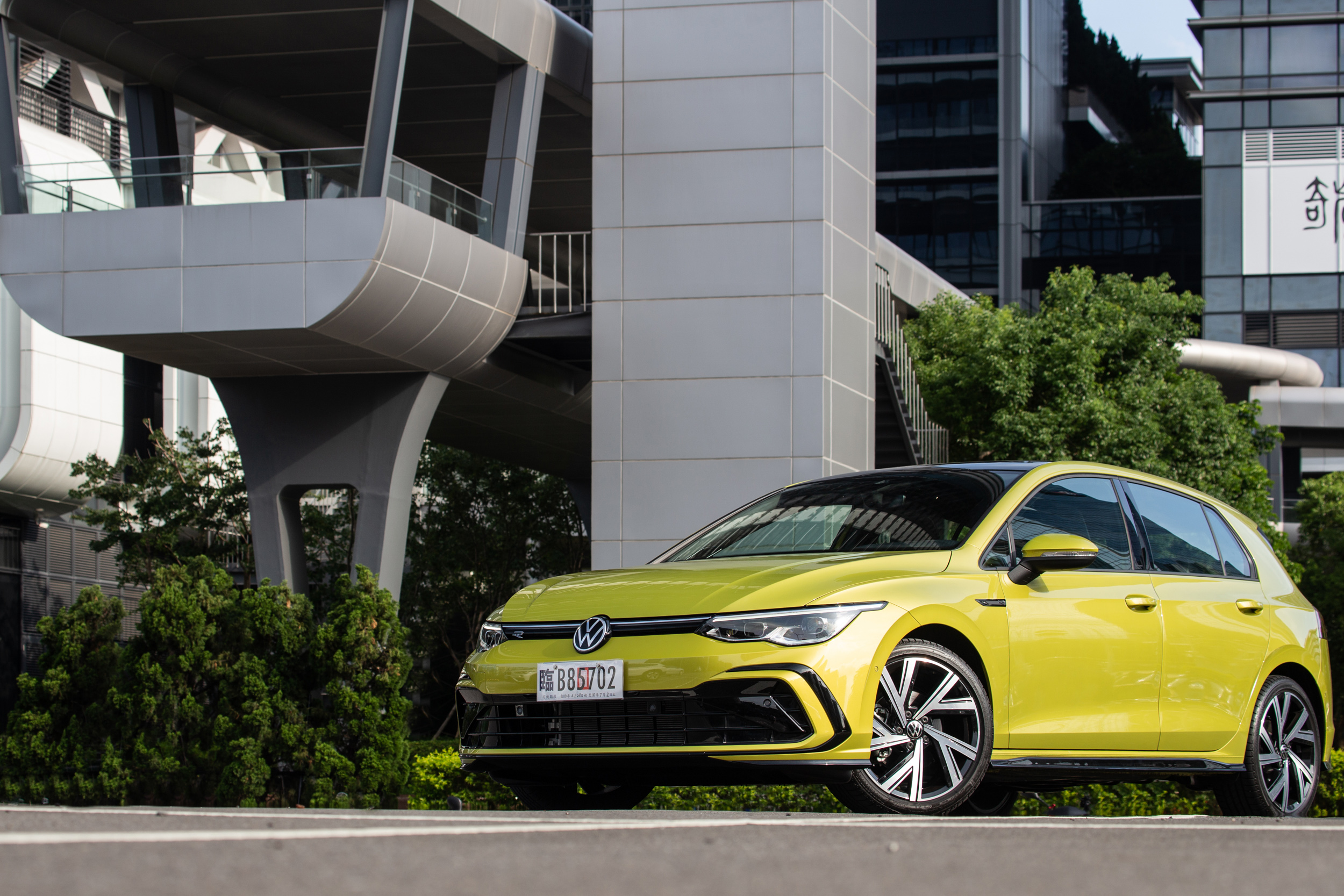 試駕車款為 Volkswagen 八代 Golf 280 eTSI R-Line，售價為新台幣 122.8 萬元。