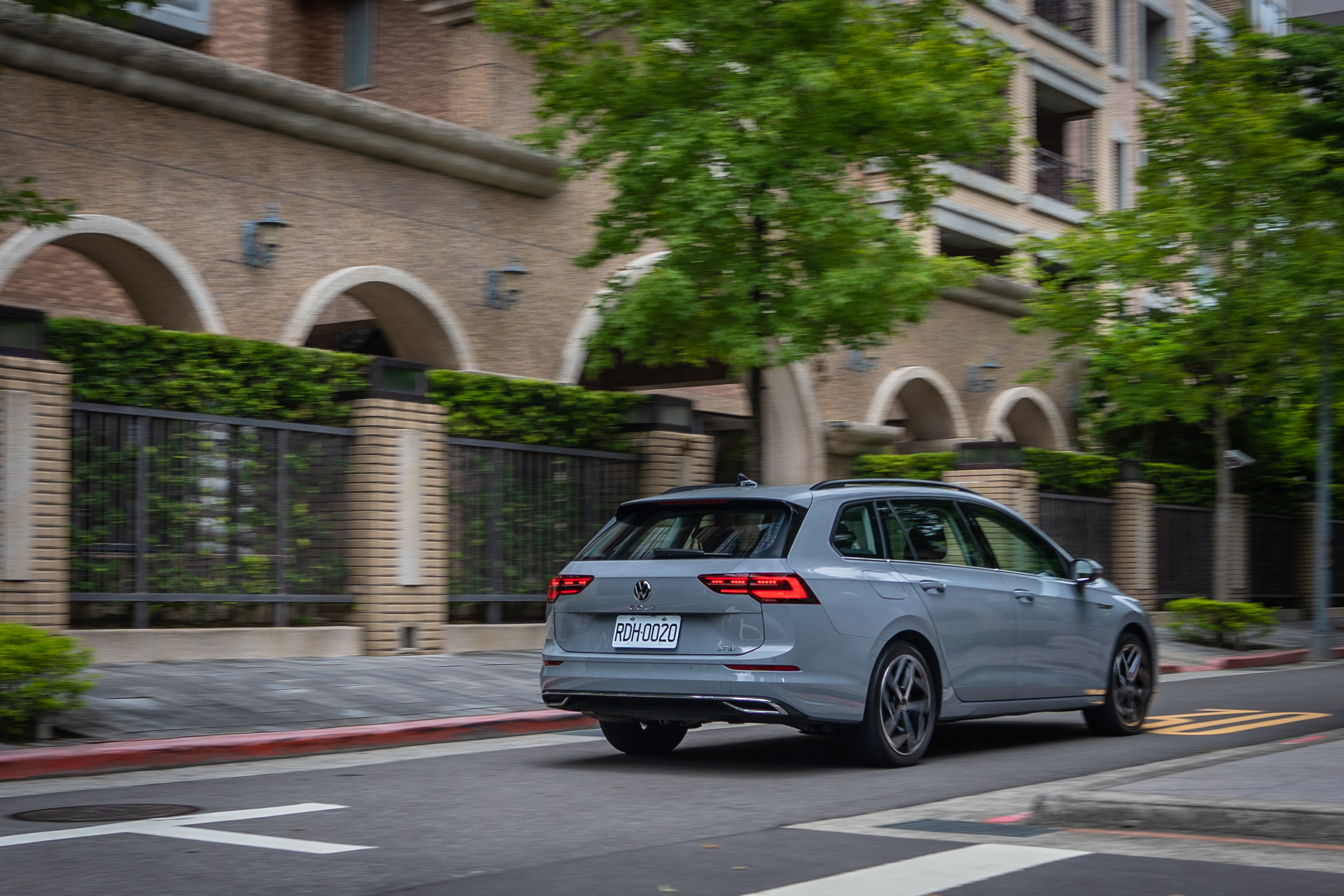 受惠於 48V 輕油電動力系統與 ACT 主動式汽缸休止管理系統的加持,讓官方平均油耗可達 18.2km/L 的優異水準。