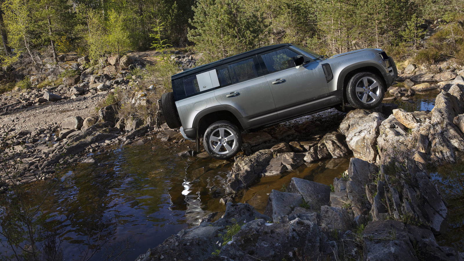 Land Rover 多款車入圍車訊風雲獎，Defender 奪下「最佳進口豪華大型SUV」