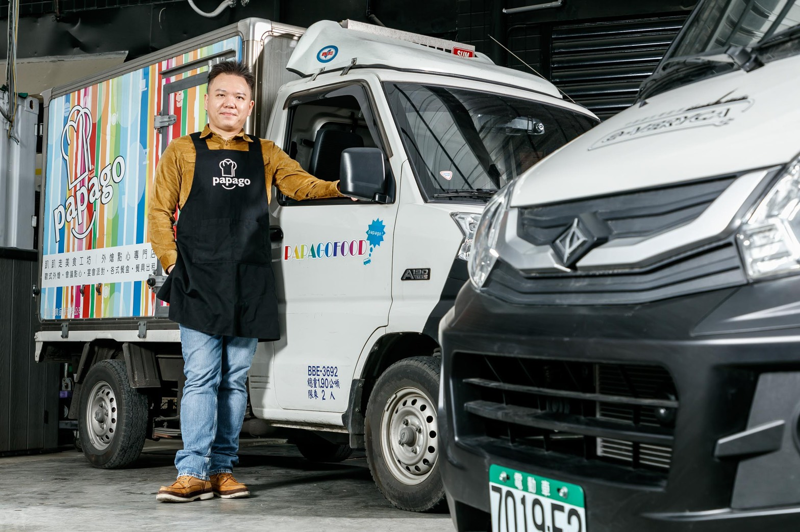 趴趴走美食工坊老闆 張鑑弘透過車電分離租賃方案,陸續添購 2 台 e-Veryca。