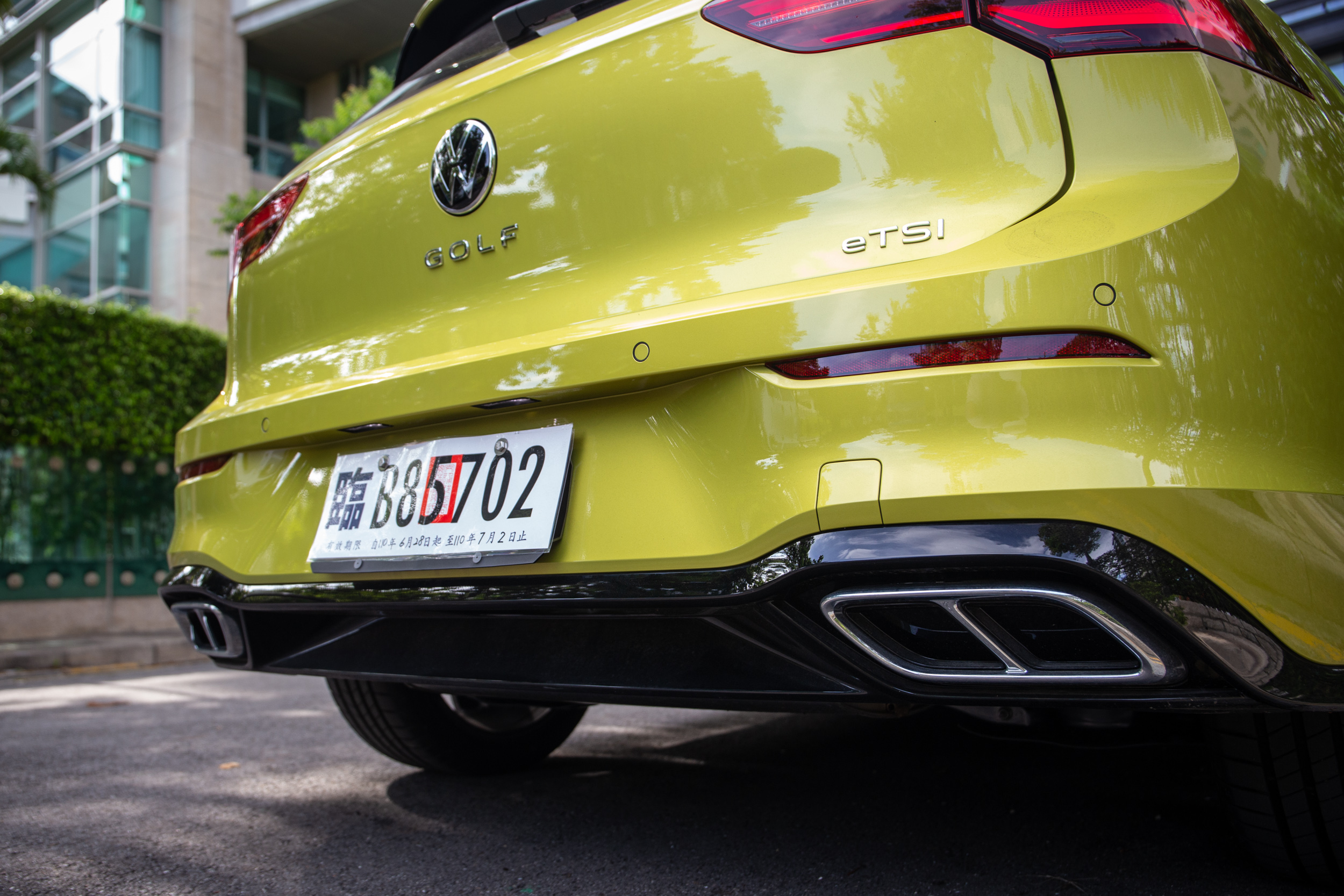 下方為裝飾用的排氣尾飾管,真正的排氣管隱藏於後保桿下方。