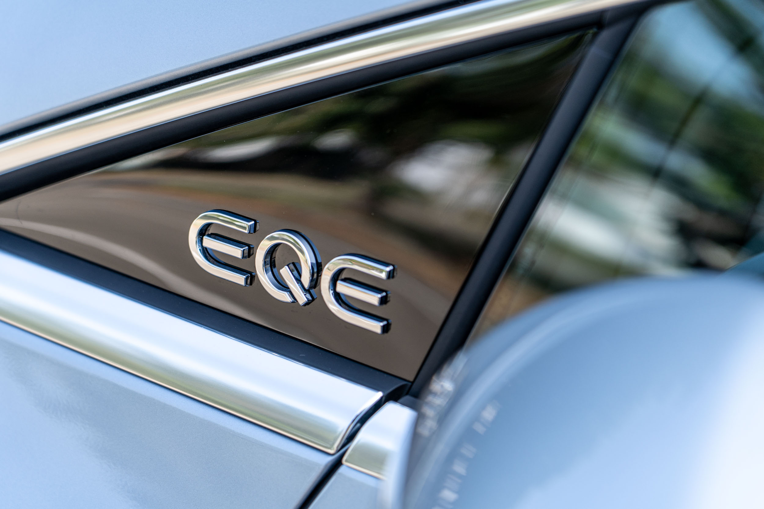雖然命名法則看似一致，但 EQE 並非意味是 E-Class 的純電版本，而是作為純電房車獨立作品自成一格。