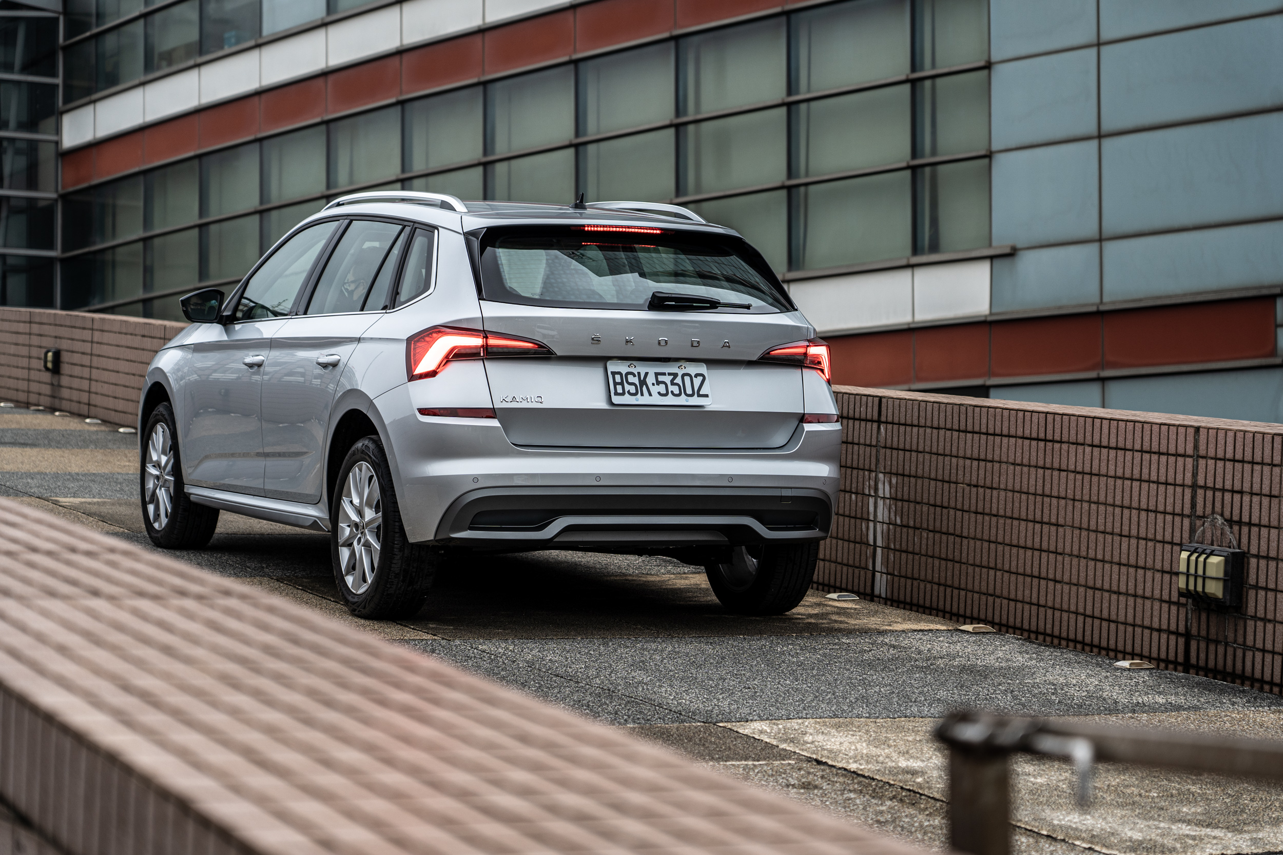 歷經兩年歲月,Škoda Kamiq 在面對眾多 CUV 的夾殺下,還能穩坐休旅銷售冠軍的寶座地位,足見產品實力不容小覷。