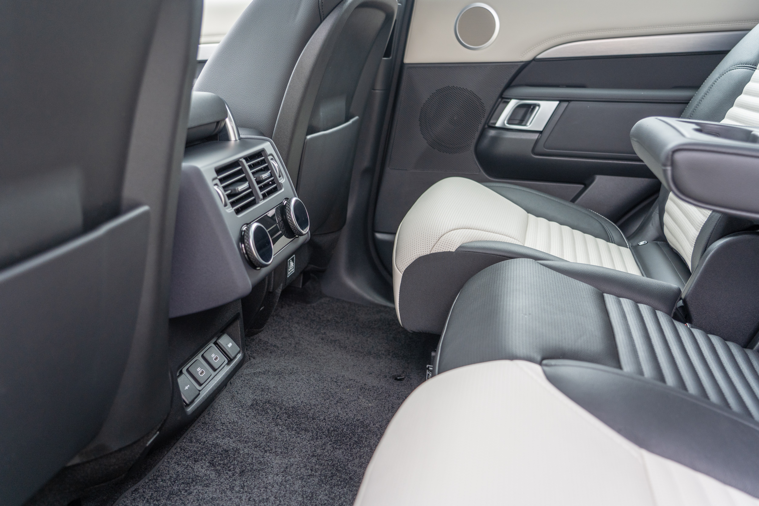 第二排座椅具備椅面前後滑移、椅背角度調整功能,且地板相當平整。