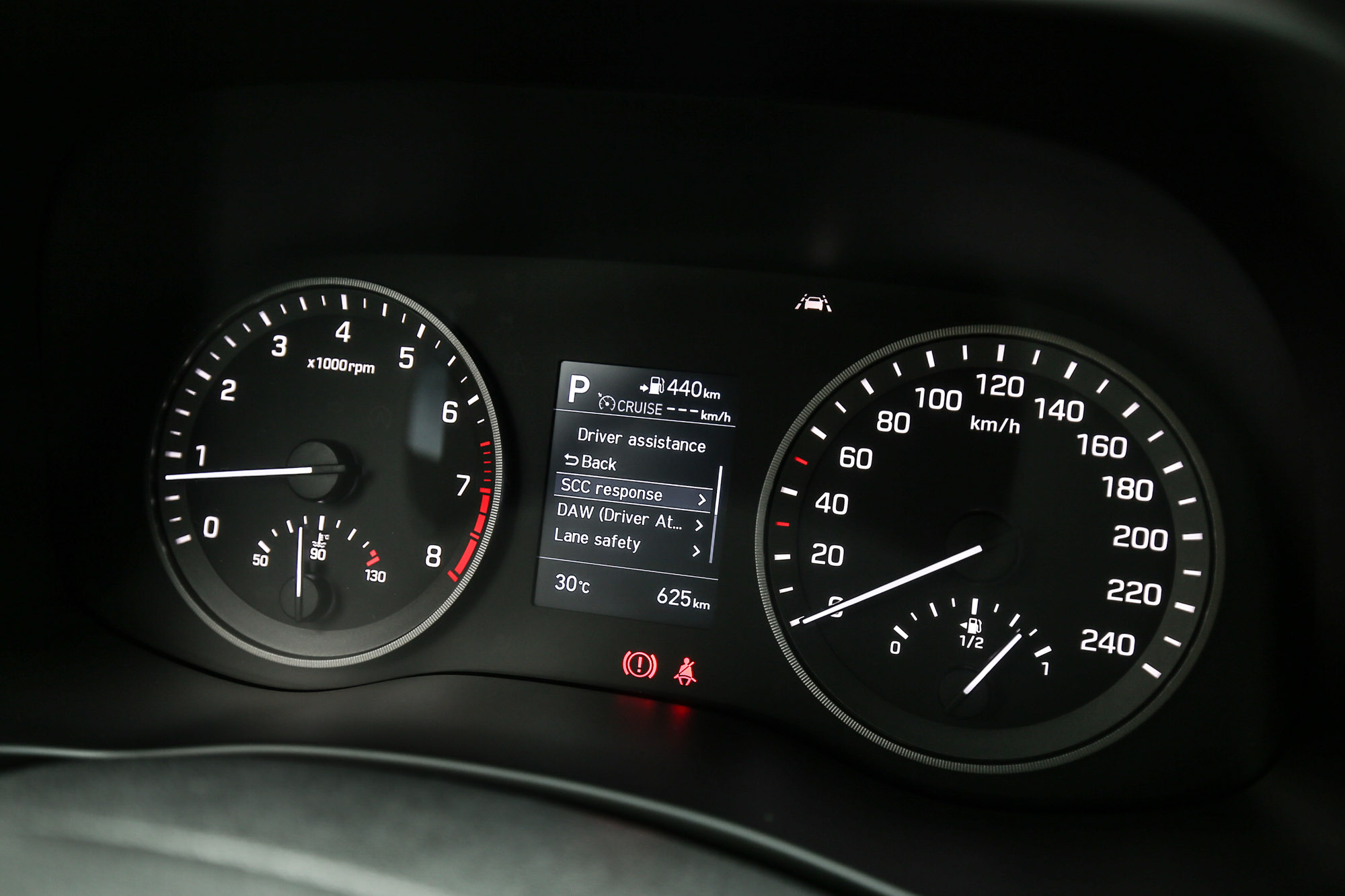 尊爵車型以下的儀表板中央都配備 3.5 吋單色資訊螢幕，旗艦車型以上才換上 4.2 吋全彩螢幕規格。