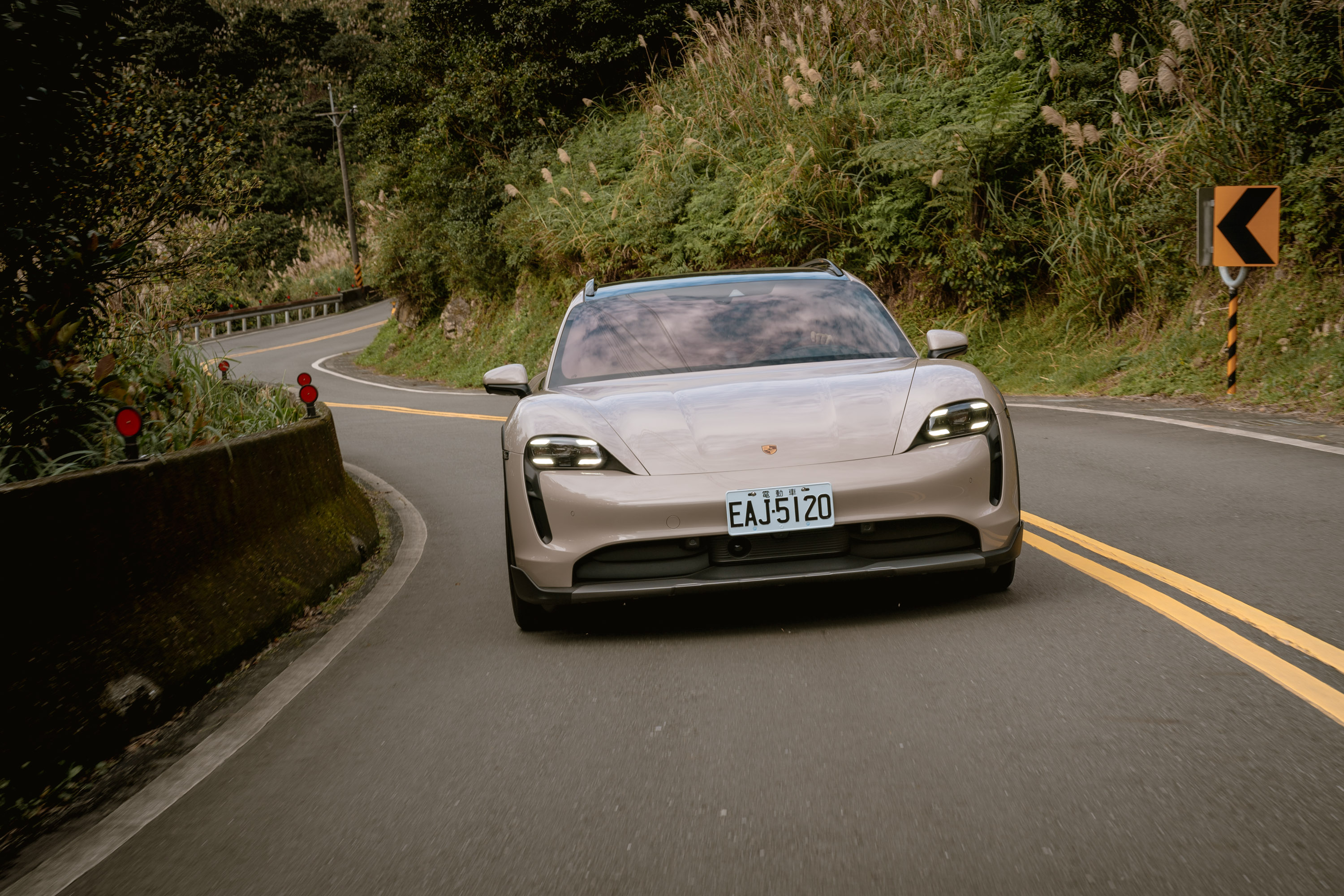 Taycan Cross Turismo標配主動式氣壓懸載系統,含保時捷主動式懸載調整系統(PASM)及智慧抬升系統(Smart Lift)。