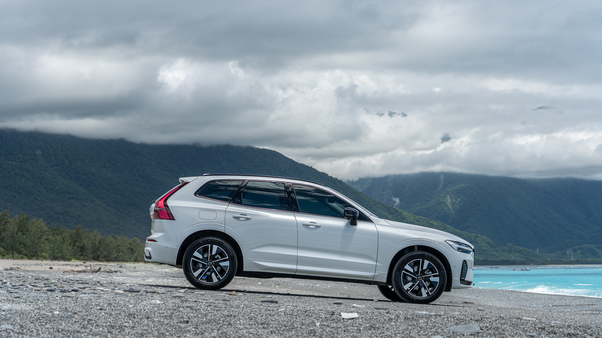 是轉機、還是危機的推遲？從 Volvo XC60 中期改款看瑞典車廠的電氣化生存賽局！