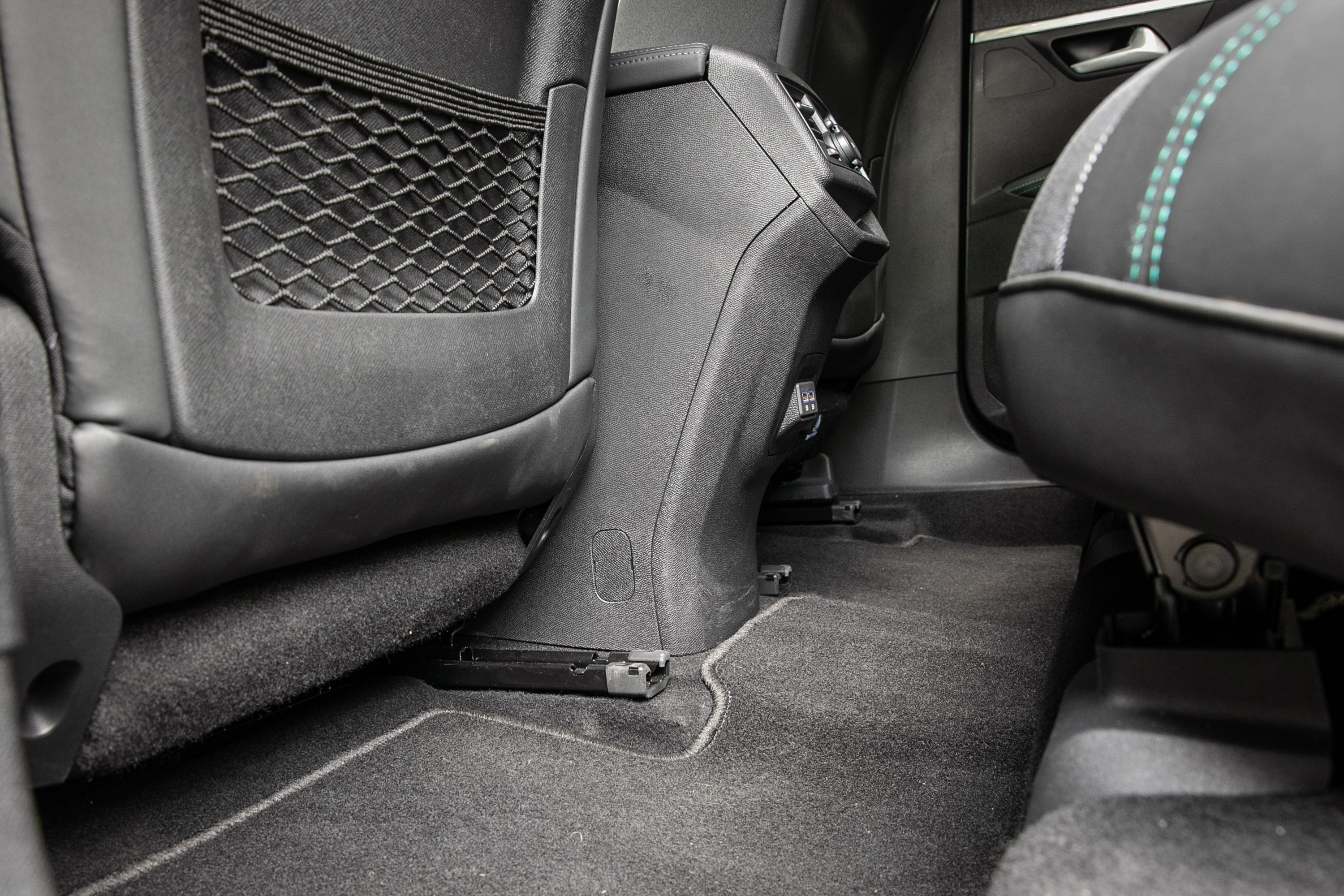 後排近乎平整的果嶺式地板。