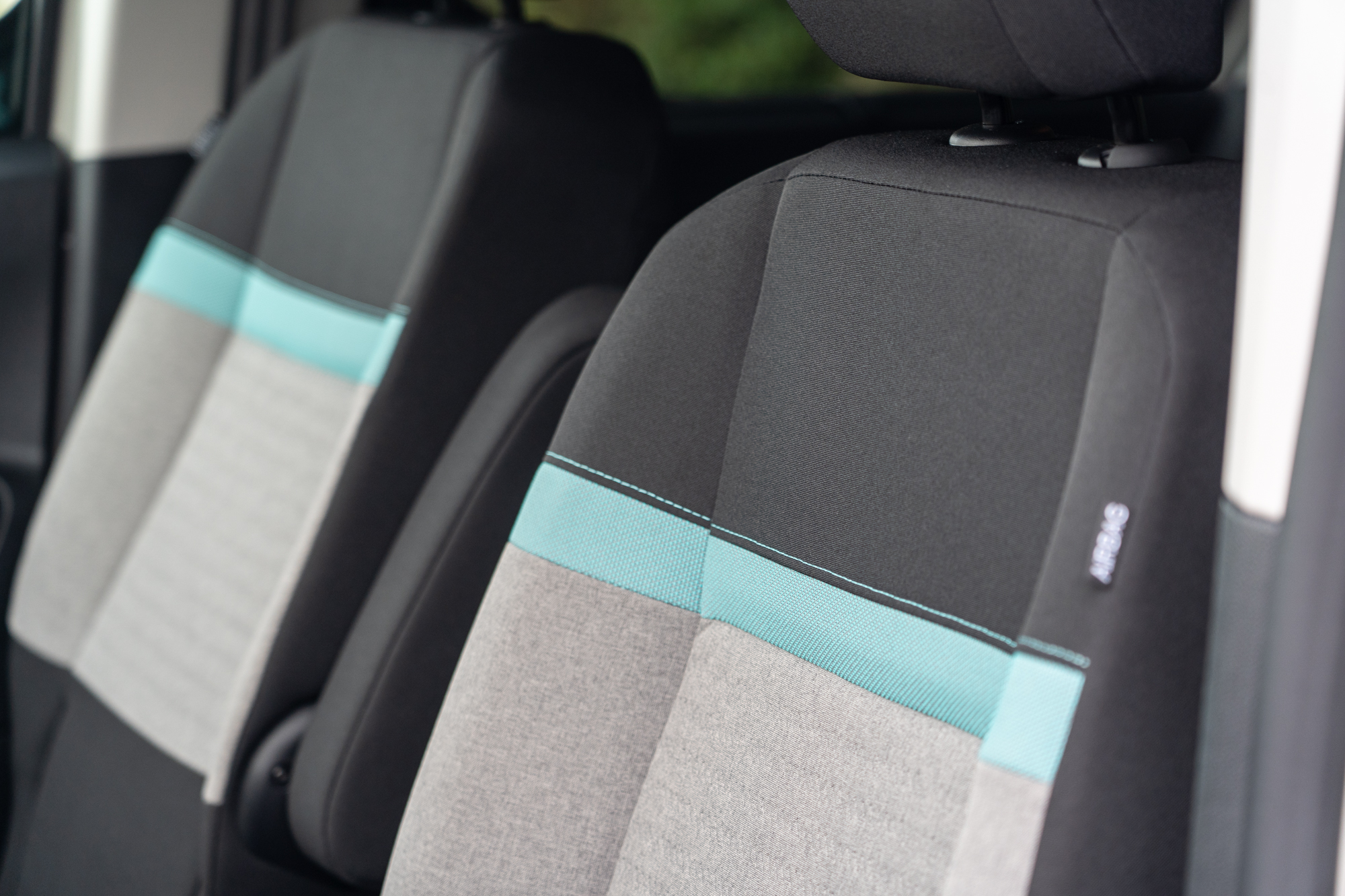 座椅花色設計挺活潑,展現法系車的特色。