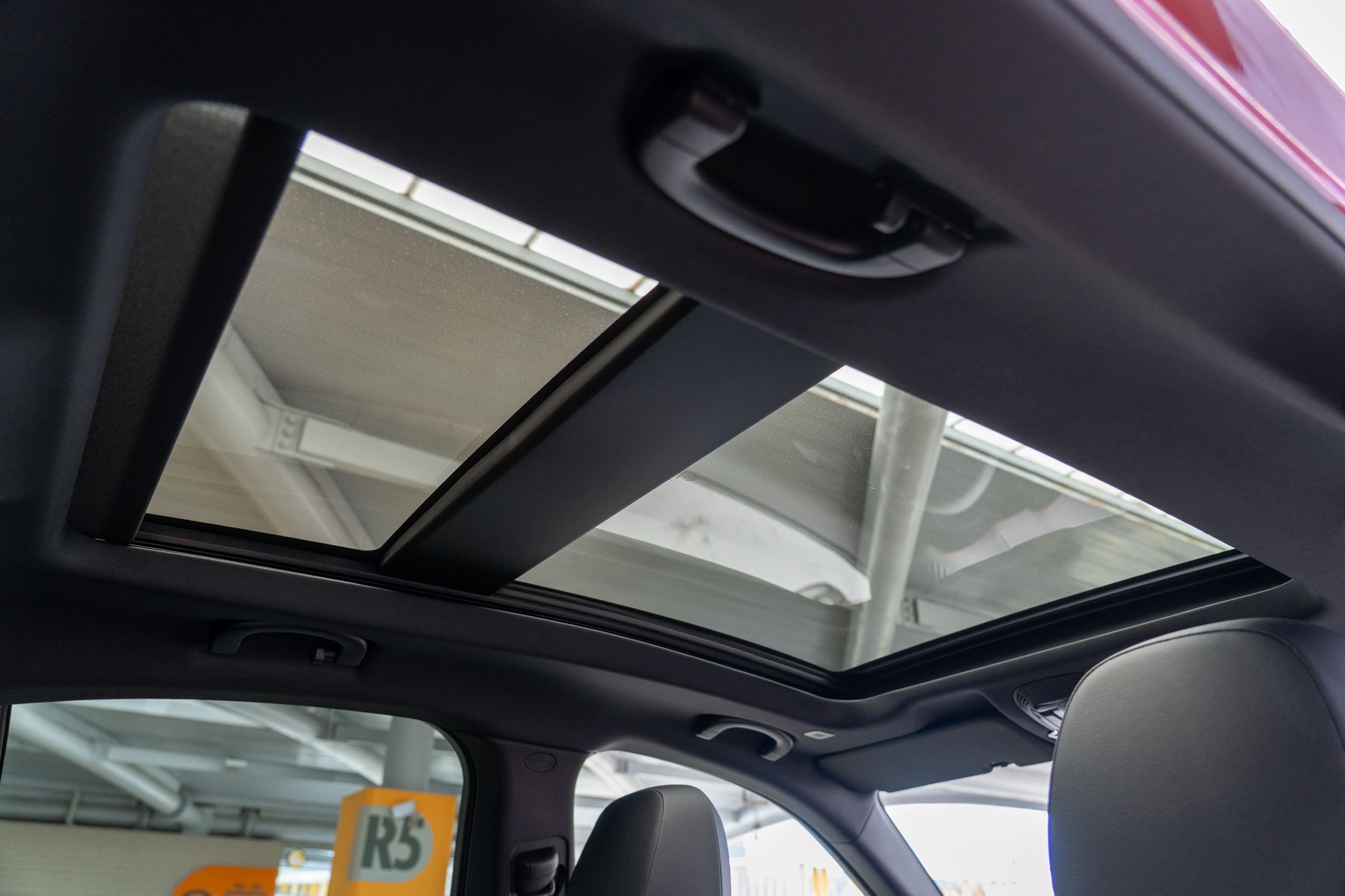 Intensa版本配備全景式電動天窗。