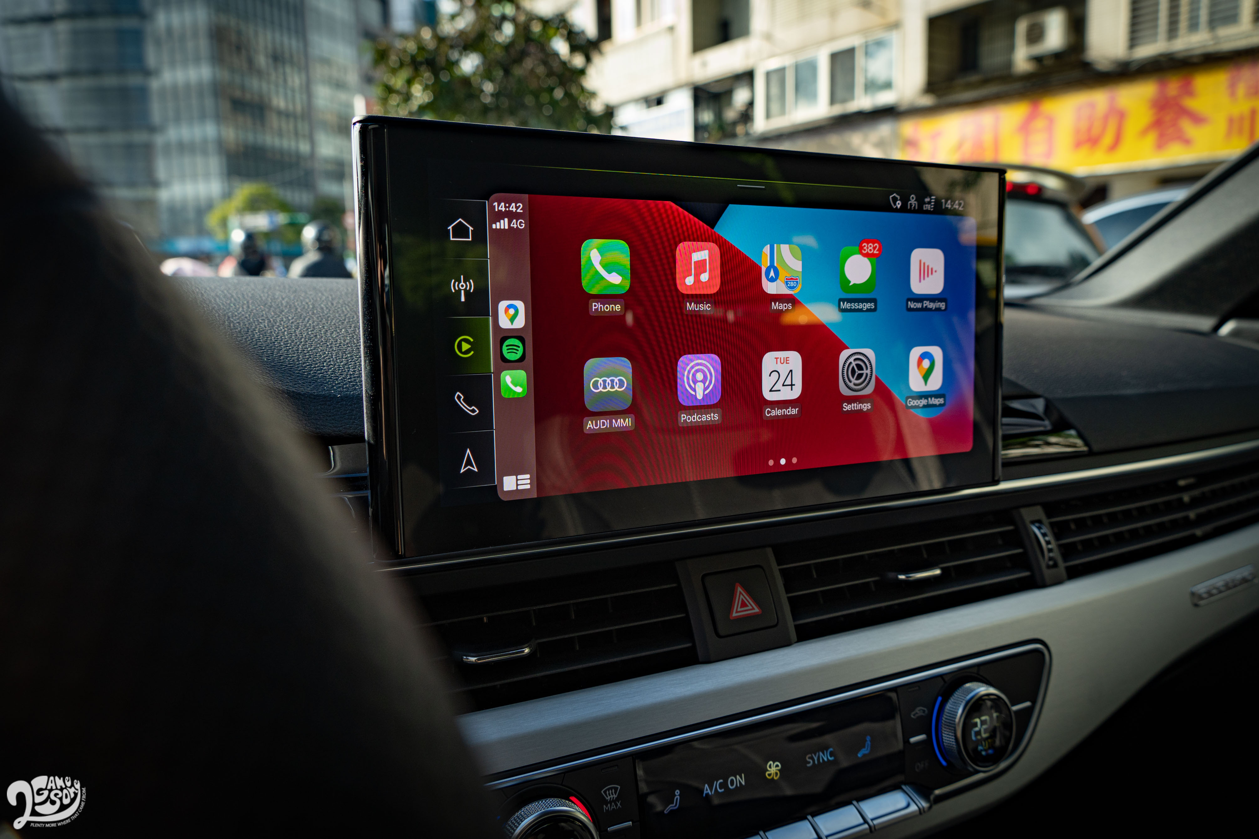 10.1 吋中控螢幕支援 Apple CarPlay 與 Android Auto。