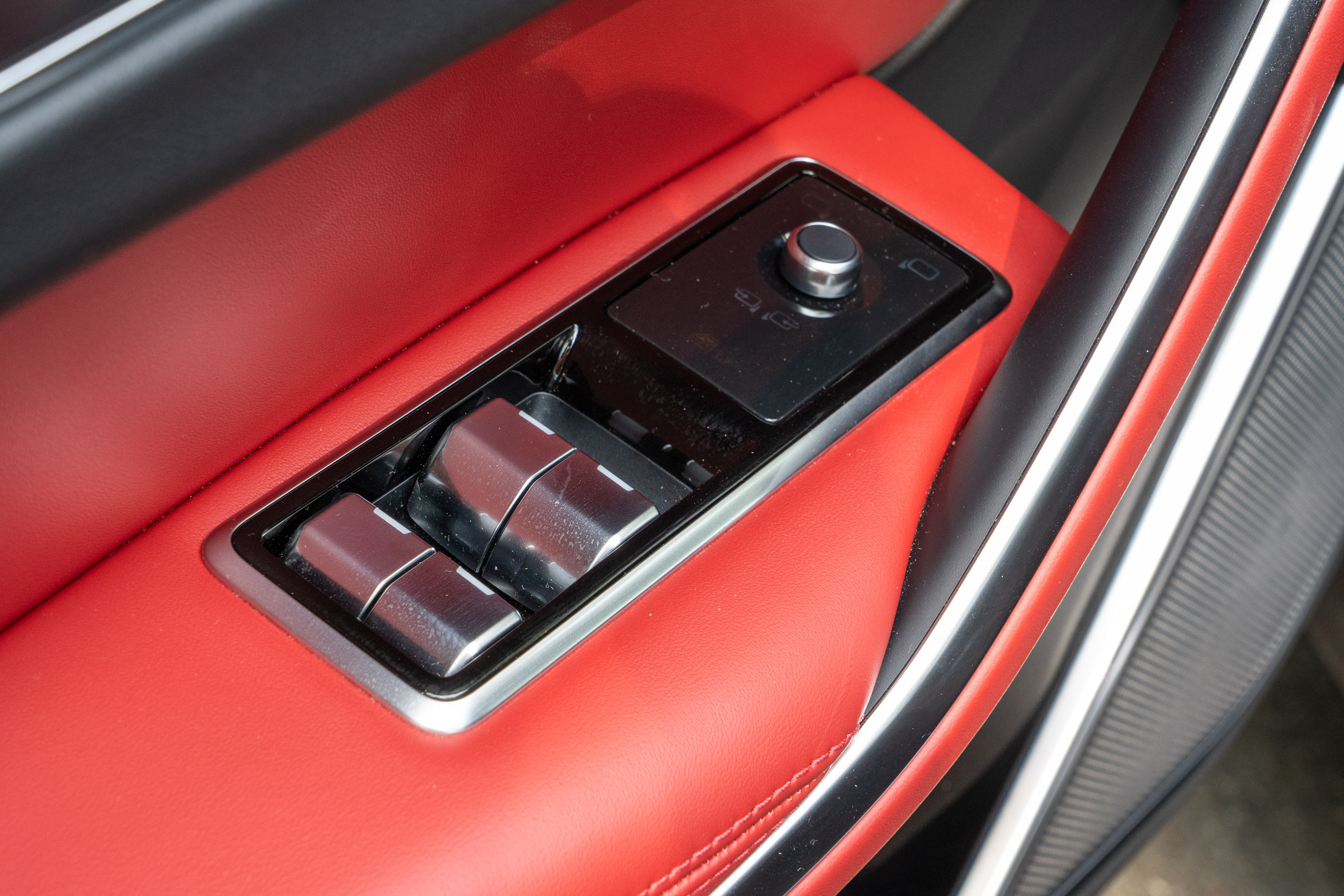 控制介面的用料選材也屬上乘。