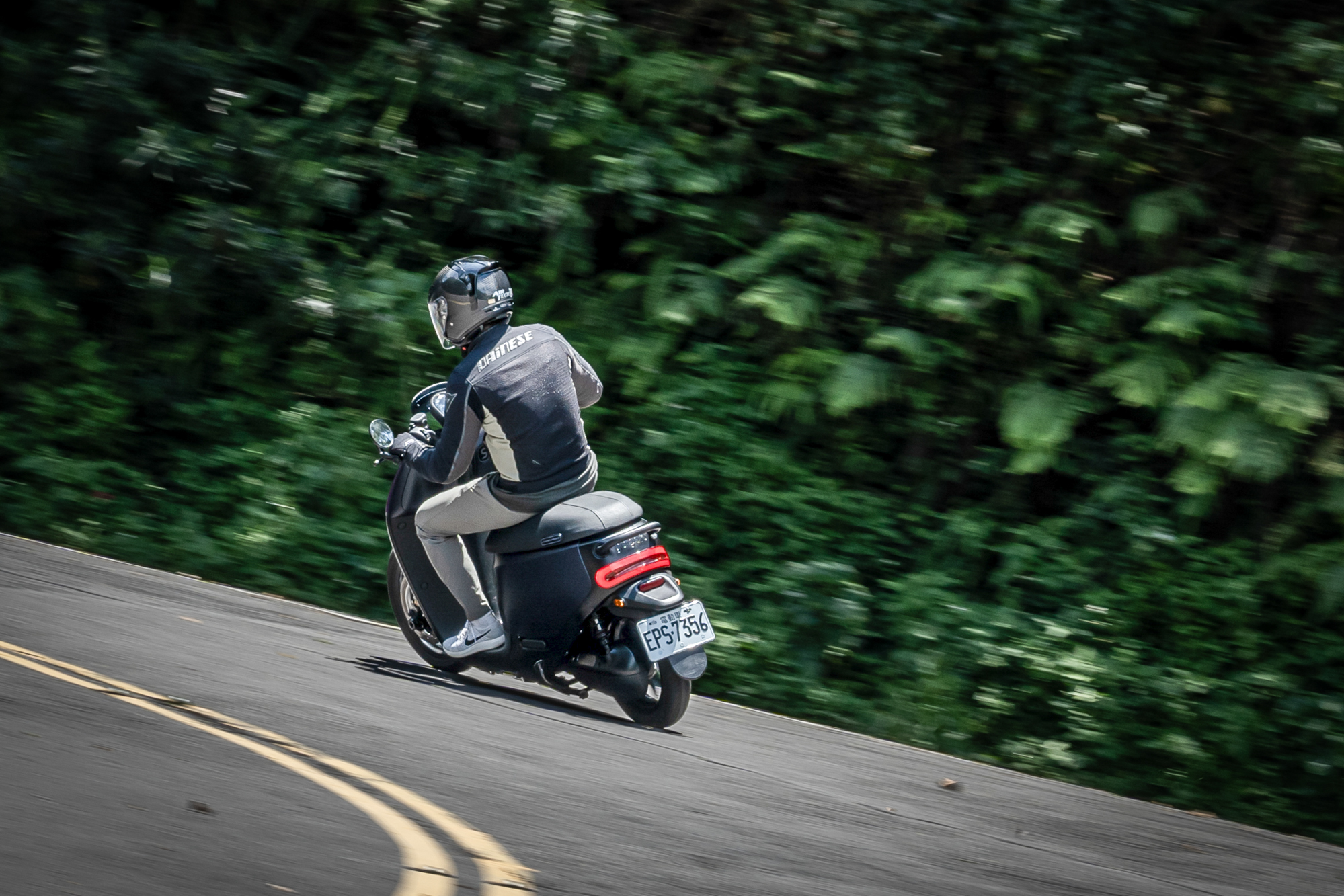 全力衝刺時,後軸可調預載與阻尼的雙槍式後避震也可有效穩住車身。