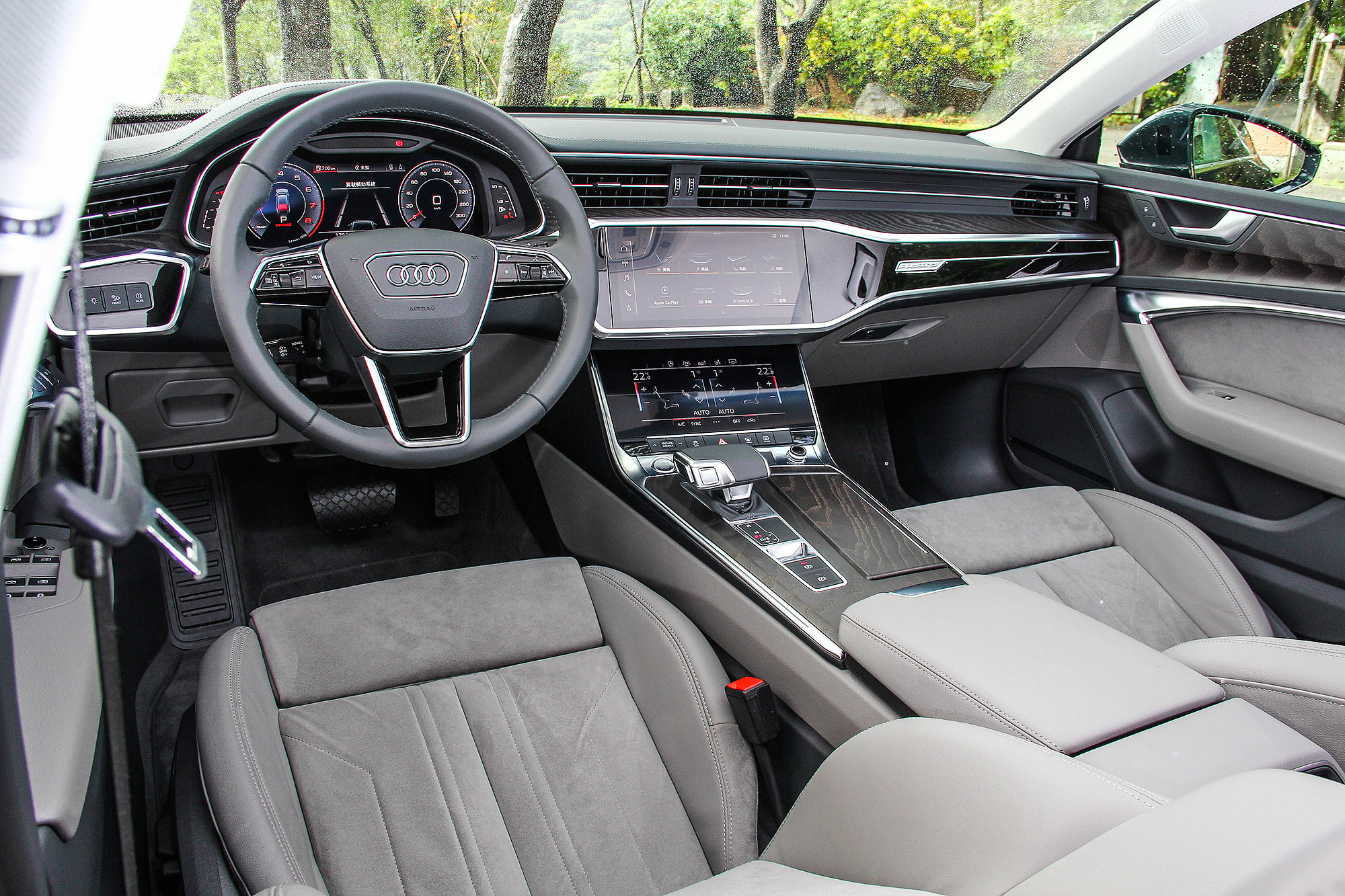 A7 Sportback 的內裝依循著 Audi 目前的科技化走向，採用科技化的鋪陳。
