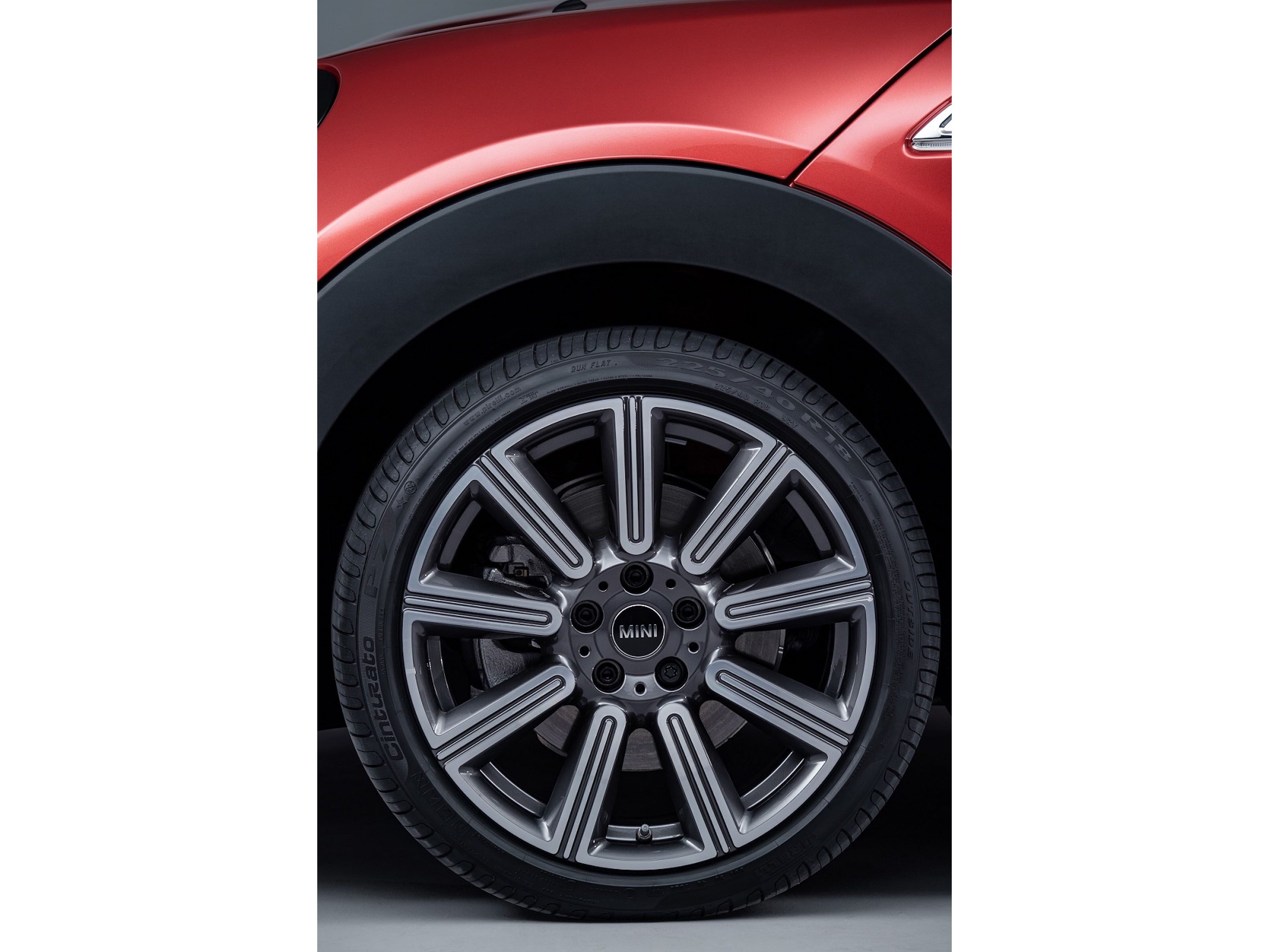 MINI Cooper S Clubman 標準配備全新 18 吋 Multiray Spoke 高光澤雙色輪圈。