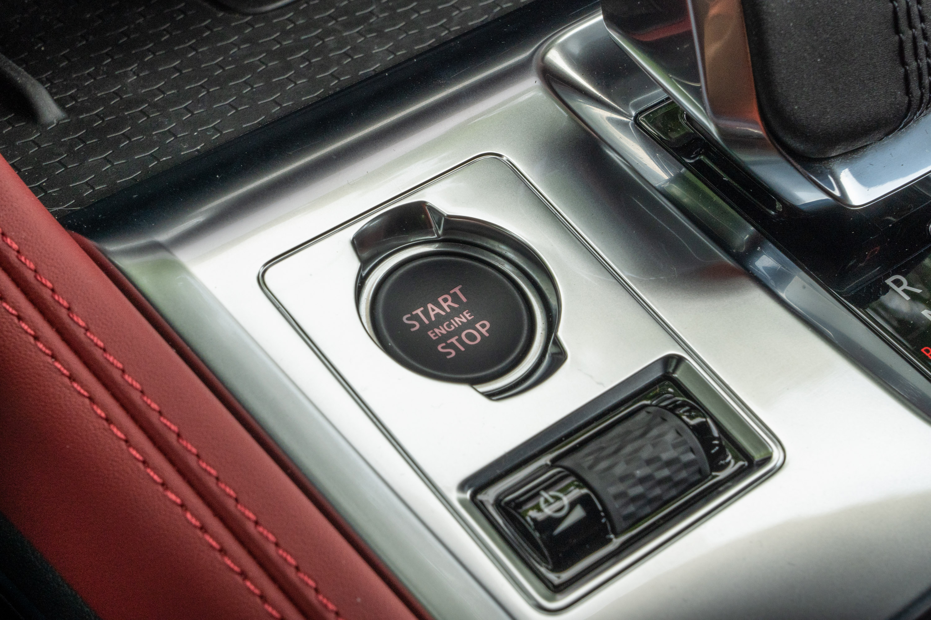 排檔桿周圍採用霧銀烤漆飾板,質感優異。