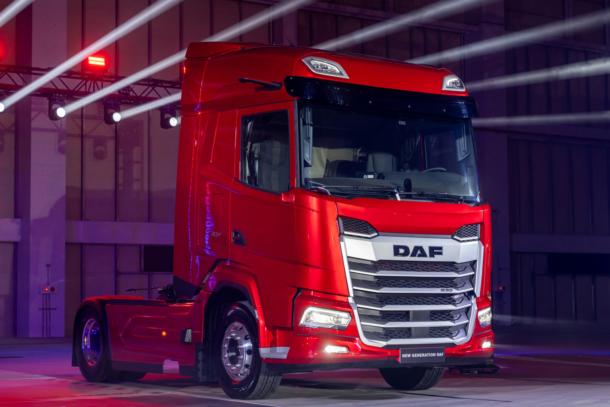 新世代DAF是第一台依歐洲新尺寸法打造的全新卡車，車廂往前伸出16公分，造就出兼具美感的業界最佳空氣動力學設計。