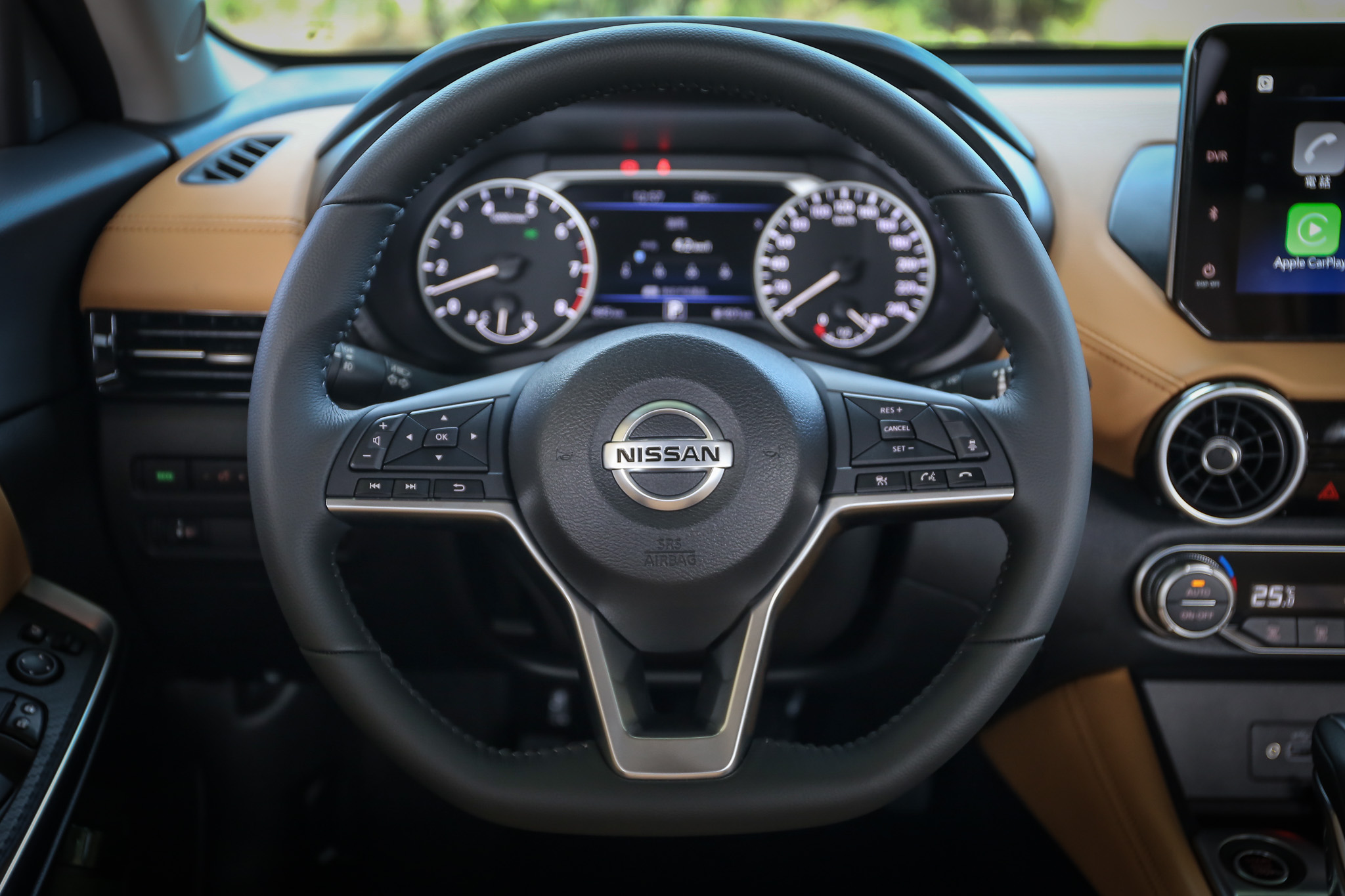 尊爵智駕版也配有真皮包覆,但無配備換檔撥片。