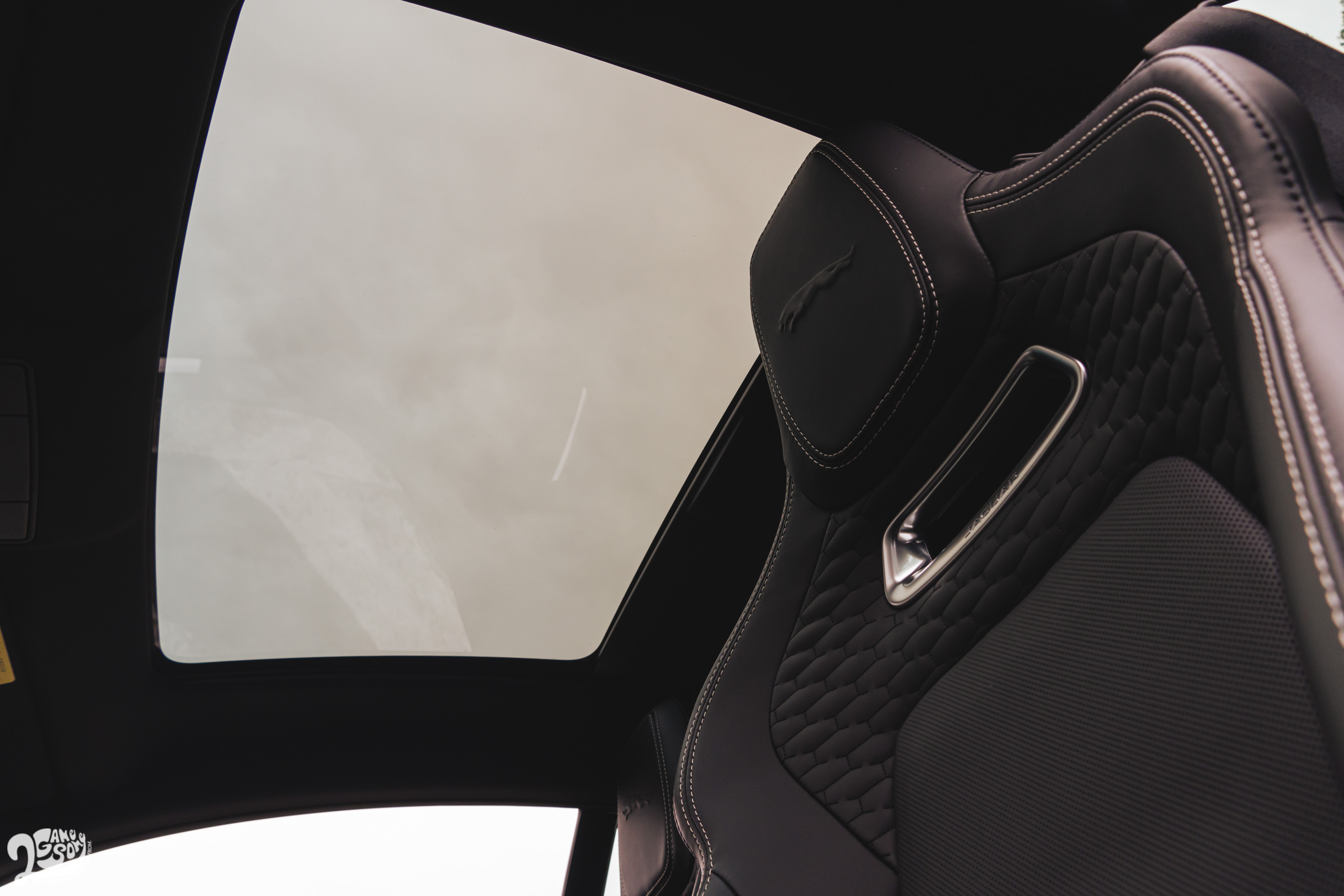 標配全景式玻璃天窗。