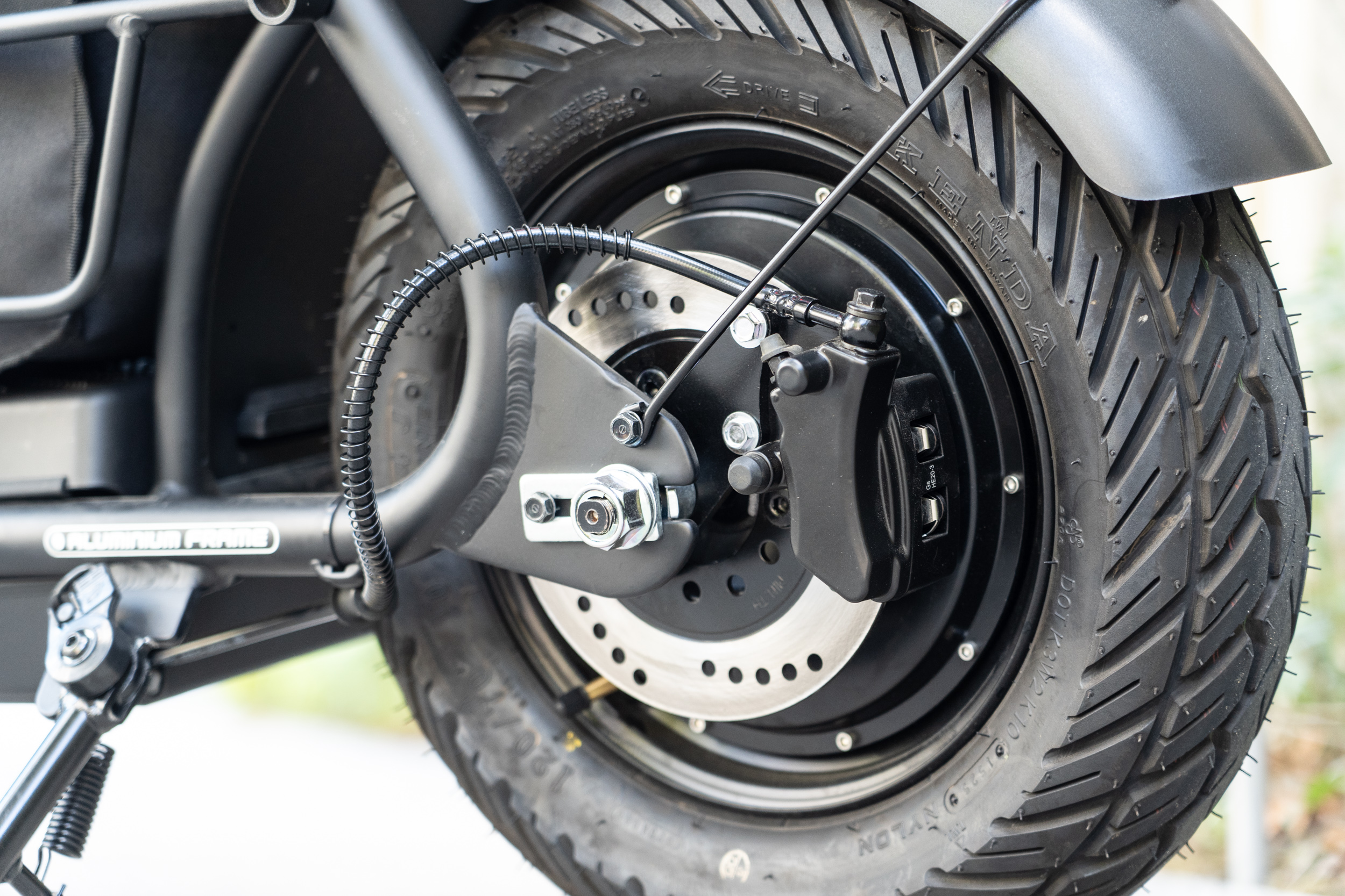 後碟尺碼應為190mm，前後軸皆為雙活塞卡鉗，輪胎尺碼也皆為120/70-10的寬胎。