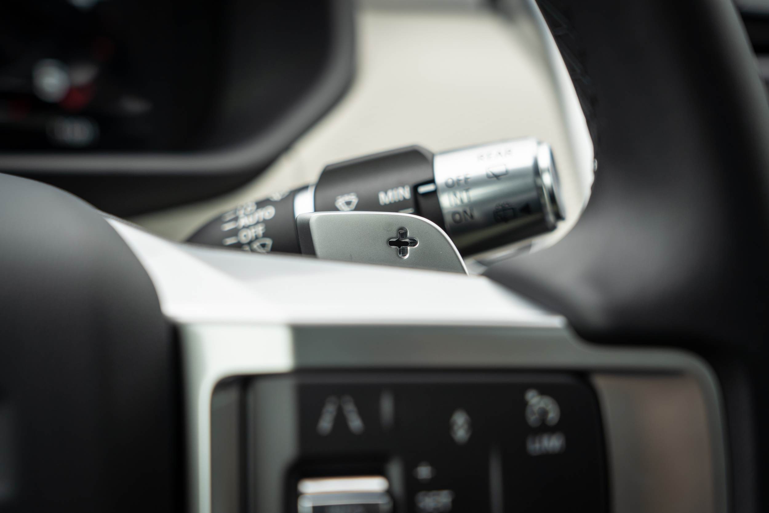 方向盤配備有換檔撥片。