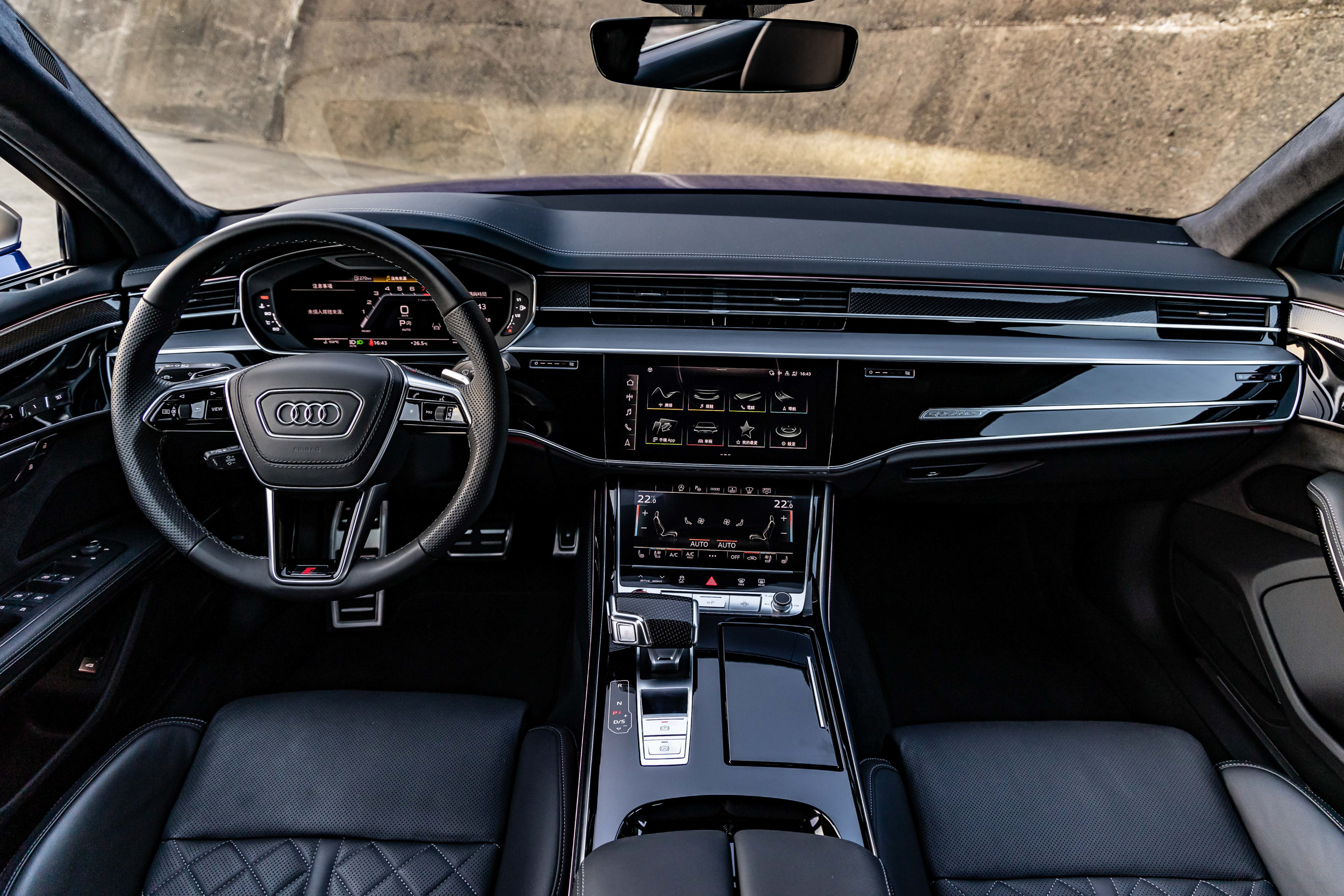 以三螢幕共構的車室鋪陳已是新世代 Audi 車款標配。