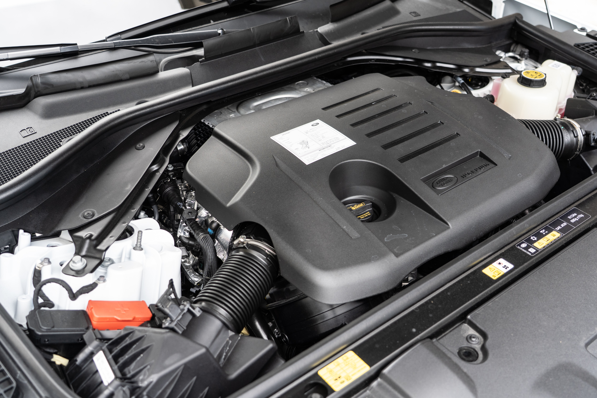 搭載3.0L直列六缸MHEV Ingenium渦輪增壓汽油引擎，具備400ps最大馬力與550Nm峰值扭力輸出，0-100km/h僅需5.6秒就可完成。